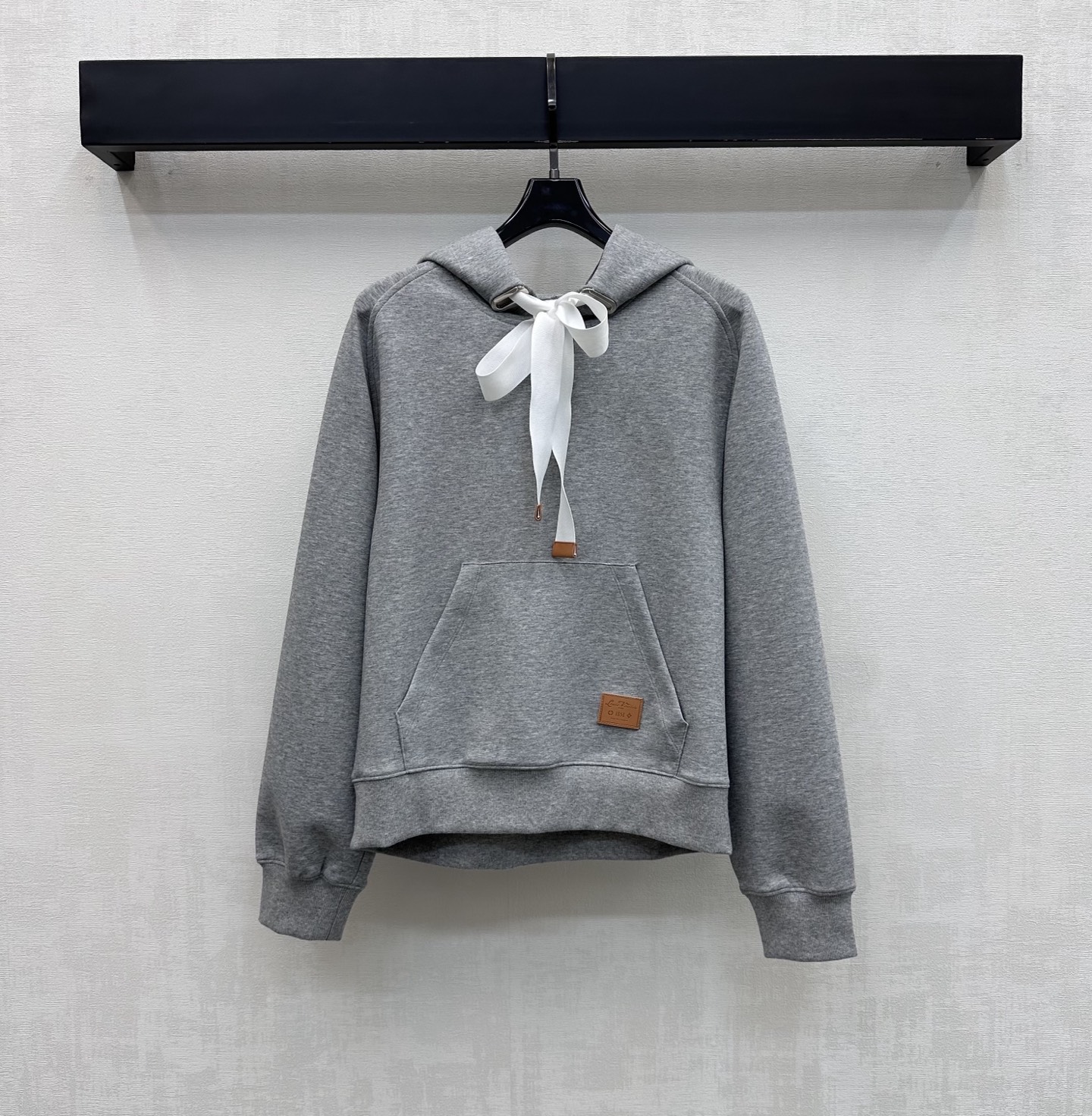 NO:890142,Louis Vuitto*2026 new arrivals hooded contrasting color drawstring sweatshirt made of YB imported air cotton material. The texture is soft and thick. It feels skin-friendly and breathable. It has a slight natural drape. The versatile gray tone shows a whitening temperament without being picky about skin color. The white webbing is used for adjustment and pocket design to add layering to the look. Break the monotony. The hem is embellished with iconic engraved letters and contrasting color leather label decoration to highlight the brand's tone. Development of surface accessories. Cutting of hooded short sweatshirt  Can be paired with long shorts of the same series, worn as a set or separately for high-end fashion. Series development, high version, Louis Vuitton, hoodie, sweatshirts, shorts, hats,19860909Louis Vuitto*2026新品上架连帽撞色抽绳卫衣定制YB进口空气全棉材质 质地柔软厚实 触感亲肤透气 带有微微自然垂坠感 百搭灰色调显白提气质不挑肤色 沿用白色织带调节配合插兜口袋设计 增添造型层次感 打破单调 下摆点缀标志性刻印字母撞色皮标装饰 彰显品牌调性 面辅料开发 连帽短款卫衣剪裁 可搭配同系列长短裤 成套或分开穿搭高级时髦 系列开发  高版本,,louis vuitton,hoodie,sweatshirts,shorts,hats,,Women's clothing