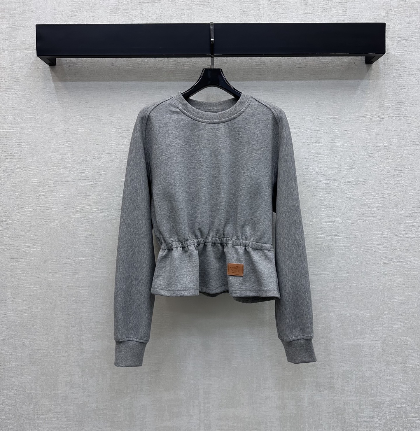 NO:890134,Louis Vuitto*2026 new products are on the shelves. Ruffled round neck sweatshirt is made of YB imported air cotton material. The texture is soft and thick. It feels skin-friendly and breathable. It has a slight natural drape. The versatile gray tone shows a whitening temperament without picking on the skin tone. The ruffled design is used to add layering and break the monotony. The hem is embellished with iconic engraved letters and contrasting color leather label decoration to highlight the brand's tone. Development of surface accessories. Cutting of short waisted round neck sweatshirt.  Can be paired with long shorts from the same series, worn as a set or separately for high-end fashion. Series development, high version, Louis Vuitton, hoodie, sweatshirts, shorts,19860909Louis Vuitto*2026新品上架荷叶边圆领卫衣定制YB进口空气全棉材质 质地柔软厚实 触感亲肤透气 带有微微自然垂坠感 百搭灰色调显白提气质不挑肤色 沿用掐褶收腰裁剪荷叶边设计 增添造型层次感 打破单调 下摆点缀标志性刻印字母撞色皮标装饰 彰显品牌调性 面辅料开发 短款收腰圆领卫衣剪裁 可搭配同系列长短裤 成套或分开穿搭高级时髦 系列开发  高版本,,louis vuitton,hoodie,sweatshirts,shorts,,Women's clothing