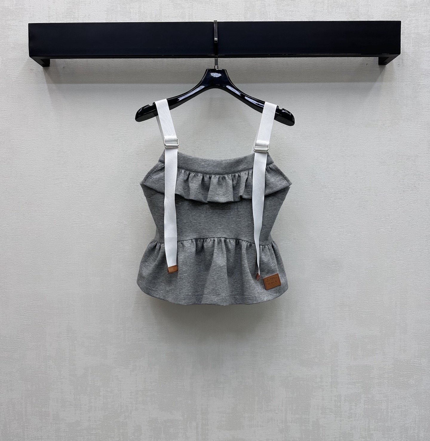 NO:890121,Louis Vuitto*2026 new products are on the shelves. The ruffle camisole is made of YB imported air cotton. The texture is soft and thick. It feels skin-friendly and breathable. It has a slight natural drape. The versatile gray tone shows a whitening temperament without picking on the skin color. The white wide shoulder webbing is used for adjustment and the pleated waist cut. The double-layer ruffle design adds a sense of layering to the look. Breaks the monotony. The hem is embellished with iconic engraved letters and contrasting leather labels to highlight the brand's tone. Development of surface accessories  Short waisted camisole cut. Can be paired with long shorts of the same series. Wear as a set or separately for high-end fashion. Series development. High version, Louis Vuitton, shorts,19860909Louis Vuitto*2026新品上架荷叶边吊带背心定制YB进口空气全棉材质 质地柔软厚实 触感亲肤透气 带有微微自然垂坠感 百搭灰色调显白提气质不挑肤色 沿用白色宽肩织带调节配合掐褶收腰裁剪双层荷叶边设计 增添造型层次感 打破单调 下摆点缀标志性刻印字母撞色皮标装饰 彰显品牌调性 面辅料开发 短款收腰吊带背心剪裁 可搭配同系列长短裤 成套或分开穿搭高级时髦 系列开发  高版本,,louis vuitton,shorts,,Women's clothing