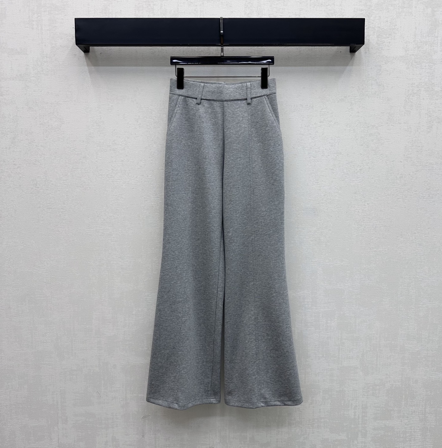 NO:890110,Louis Vuitto* 2026 new arrivals leather label wide-leg sports trousers customized YB imported air cotton material soft and thick texture, skin-friendly and breathable, with a slight natural drape. Versatile gray tone to enhance whitening temperament without picking on skin tone. High-waisted wide-leg version design can easily raise the waistline and add layering to the look. The rear hip pockets are decorated with iconic engraved letters and contrasting color leather labels to highlight the brand's tone. Development of surface accessories. High-waisted straight trousers cut.  Can be paired with tops from the same series, worn as a set or separately for high-end fashion. Series development, high version, Louis Vuitton,19860909Louis Vuitto*2026新品上架皮标阔腿运动长裤定制YB进口空气全棉材质 质地柔软厚实 触感亲肤透气 带有微微自然垂坠感 百搭灰色调显白提气质不挑肤色 高腰阔腿版型设计轻松拉高腰线 增添造型层次感 后臀口袋点缀标志性刻印字母撞色皮标装饰 彰显品牌调性 面辅料开发 高腰直筒长裤剪裁 可搭配同系列上装 成套或分开穿搭高级时髦 系列开发 高版本,,louis vuitton,,Women's clothing