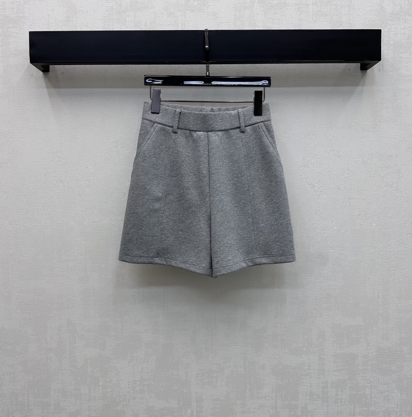 NO:890099,Louis Vuitto*2026 new arrivals, wide-leg sports shorts with leather label, custom-made YB imported air cotton material, soft and thick texture, skin-friendly and breathable, with a slight natural drape. Versatile gray tone to enhance whitening temperament without picking on skin tone. High-waisted wide-leg version design can easily raise the waistline and add layering to the look. The rear hip pockets are decorated with iconic engraved letters and contrasting color leather labels to highlight the brand's tone. Development of surface accessories. High-waisted straight shorts cut. Can be matched with tops of the same series.  Wear it as a set or separately. High-end fashion series development. High version, Louis Vuitton, shorts,19860909Louis Vuitto*2026新品上架皮标阔腿运动短裤定制YB进口空气全棉材质 质地柔软厚实 触感亲肤透气 带有微微自然垂坠感 百搭灰色调显白提气质不挑肤色 高腰阔腿版型设计轻松拉高腰线 增添造型层次感 后臀口袋点缀标志性刻印字母撞色皮标装饰 彰显品牌调性 面辅料开发 高腰直筒短裤剪裁 可搭配同系列上装 成套或分开穿搭高级时髦 系列开发 高版本,,louis vuitton,shorts,,Women's clothing