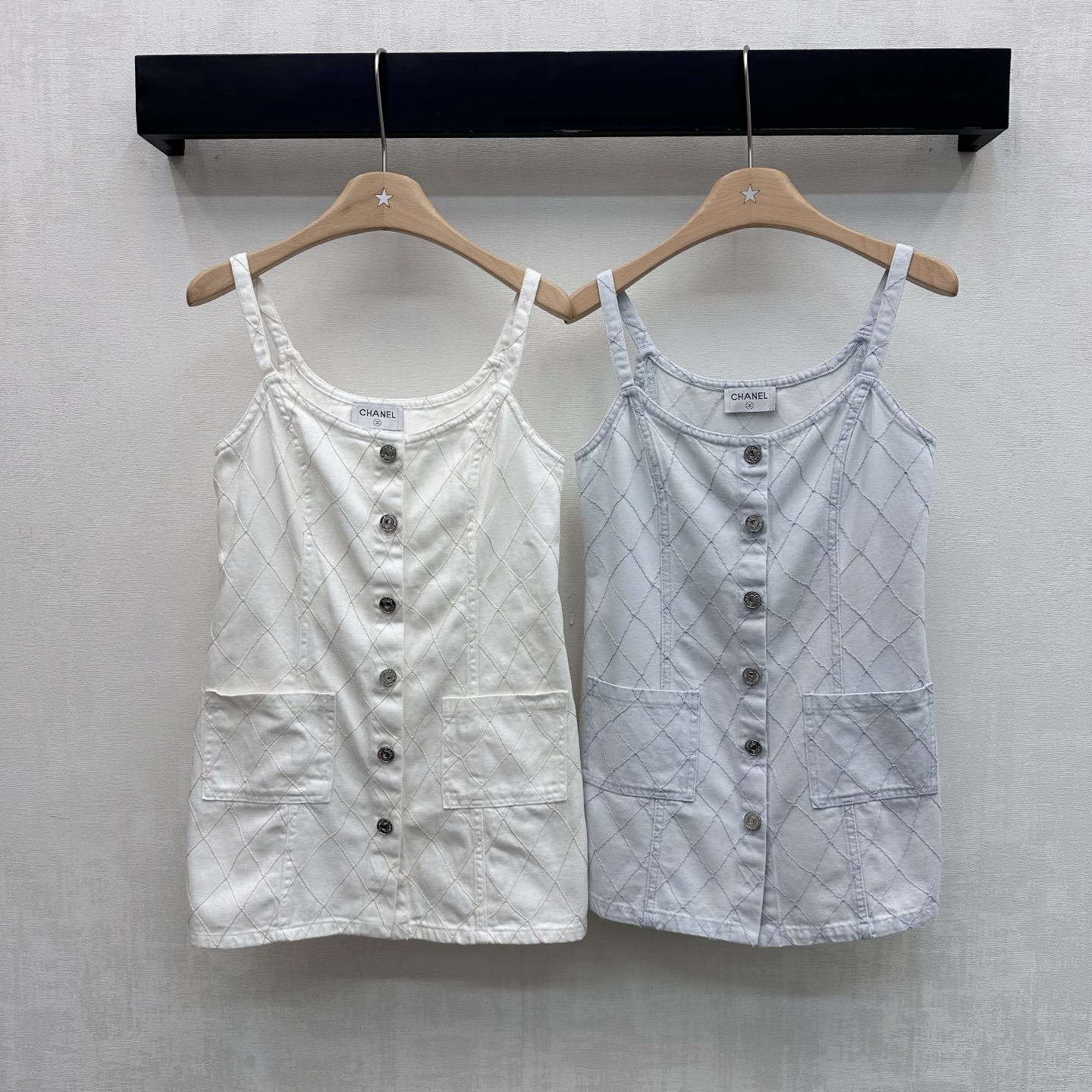 NO:891496,Chane*2026 new product launches diamond denim dress made of YB imported twill cotton material. The texture is crisp, stylish and skin-friendly. The whole body diamond quilting design process is combined with the spaghetti shoulder strap design to modify the shoulder line. Add a sense of layering. The placket is engraved with metal letter buttons for adjustment and decoration, highlighting the brand tone. Visually more layered and high-end. Development of surface accessories. Suspender dress tailoring. Easily create a French haute couture style for commuting and dating. High version 2 colors 36 38  40,,chanel,skirts,19860909Chane*2026新品上架菱格牛仔连衣裙定制YB进口斜纹全棉材质 质地挺括有型亲肤 通体菱格纹绗缝设计工艺配合细肩吊带设计修饰肩部线条 增添造型层次感 开襟刻印金属字母纽扣调节装饰 彰显品牌调性 视觉上更具层次感与高级感 面辅料开发 吊带连衣裙剪裁 通勤约会穿搭轻松打造法式高级风 高版本2色36 38 40,,chanel,skirts,,Women's clothing