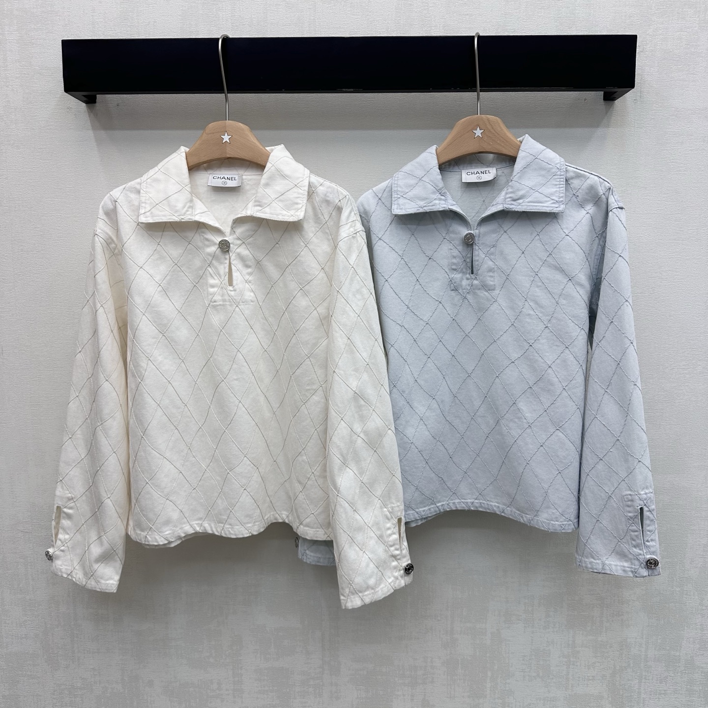 NO:891487,Chane*2026 new products are on the shelves. Diamond denim lapel tops are made of YB imported twill cotton. The texture is crisp, stylish and skin-friendly. All-over diamond quilting design and craftsmanship to add layering to the look. The semi-open placket hollow engraved metal letter buttons are used to adjust the decoration. Echoing the same details on the cuffs, highlighting the brand tone. Visually more layered and high-end. Development of surface accessories. Lapel long-sleeved pullover tailoring. Can be paired with long shorts of the same series.  Complete set for commuting and dating to easily create French high-end style. High version 2 colors 36 38 40,,chanel,shorts,19860909Chane*2026新品上架菱格牛仔翻领上衣定制YB进口斜纹全棉材质 质地挺括有型亲肤 通体菱格纹绗缝设计工艺设计 增添造型层次感 沿用半开襟镂空刻印金属字母纽扣调节装饰 呼应袖口同样细节 彰显品牌调性 视觉上更具层次感与高级感 面辅料开发 翻领长袖套头衫剪裁 可搭配同系列长短裤 通勤约会成套穿搭轻松打造法式高级风 高版本2色36 38 40,,chanel,shorts,,Women's clothing