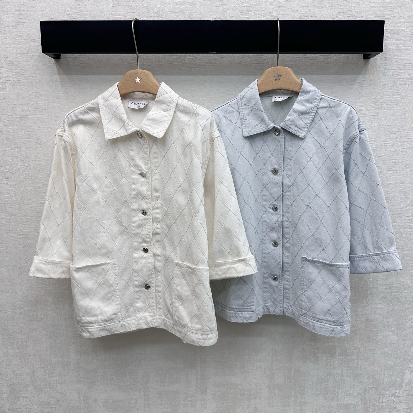 NO:891490,Chane*2026 new product launches diamond denim shirt jacket made of YB imported twill cotton material. The texture is crisp and stylish and skin-friendly. The whole body diamond quilting design adds a sense of layering to the look. The open placket is hollowed out and engraved with metal letter buttons for adjustment and decoration. It highlights the brand tone. It is visually more layered and high-end. Surface accessories development. Lapel folding sleeve shirt jacket tailoring. Can be paired with long shorts of the same series. Easily create a French high-end style when wearing a set for commuting and dating.  High version 2 colors 36 38 40,,chanel,shorts,jackets & coats,shirts,19860909Chane*2026新品上架菱格牛仔衬衣外套定制YB进口斜纹全棉材质 质地挺括有型亲肤 通体菱格纹绗缝设计工艺设计 增添造型层次感 开襟镂空刻印金属字母纽扣调节装饰 彰显品牌调性 视觉上更具层次感与高级感 面辅料开发 翻领折袖衬衫外套剪裁 可搭配同系列长短裤 通勤约会成套穿搭轻松打造法式高级风 高版本2色36 38 40,,chanel,shorts,jackets & coats,shirts,,Women's clothing