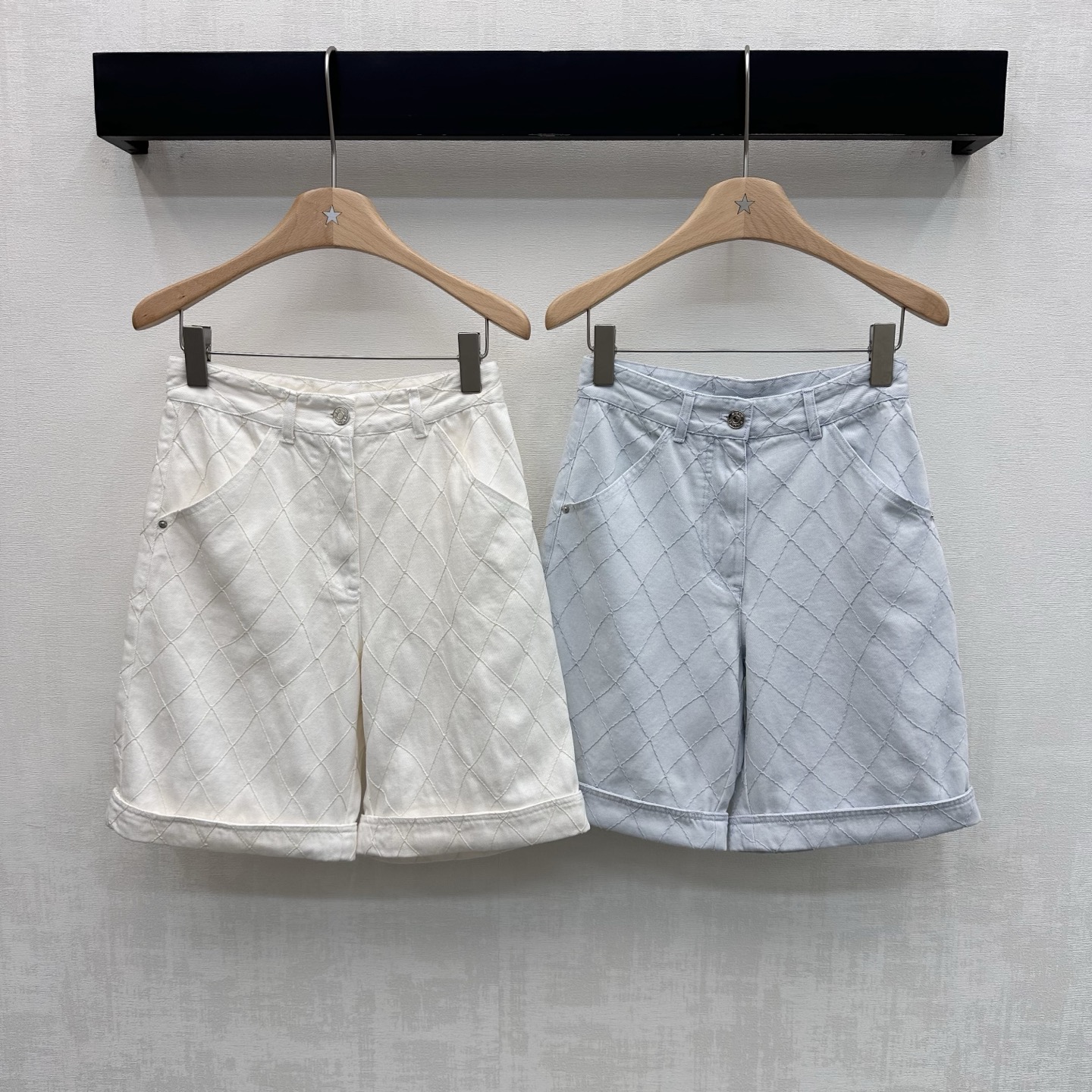 NO:891483,Chane*2026 new arrivals rhombus denim turn-over shorts, made of YB imported twill cotton. The texture is crisp and skin-friendly. All-over rhombus quilting design adds layering to the look. The placket is engraved with metal letter buttons for adjustment and decoration. Highlights the brand tone. Visually more layered and high-end. Surface accessories development. High-waist buttoned mid-trousers cut. Can be paired with tops from the same series. Easily create French haute couture style when worn as a set for commuting and dating. High version 2 colors 36  38 40,,chanel,shorts,19860909Chane*2026新品上架菱格牛仔翻折短裤定制YB进口斜纹全棉材质 质地挺括有型亲肤 通体菱格纹绗缝设计工艺设计 增添造型层次感 开襟刻印金属字母纽扣调节装饰 彰显品牌调性 视觉上更具层次感与高级感 面辅料开发 高腰系扣中裤剪裁 可搭配同系列上装 通勤约会成套穿搭轻松打造法式高级风 高版本2色36 38 40,,chanel,shorts,,Women's clothing