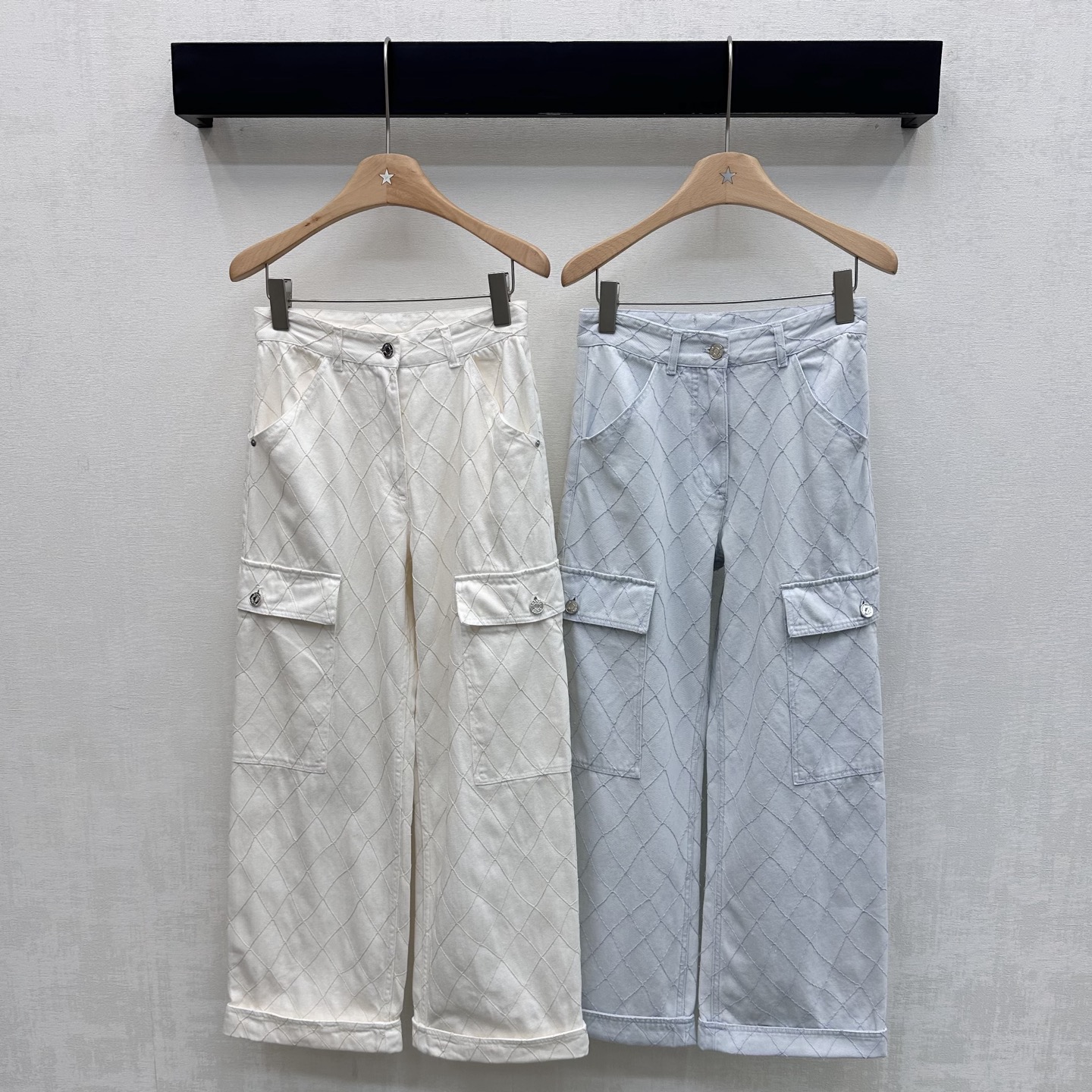 NO:891478,Chane*2026 new arrivals rhombus denim fold-over trousers, customized YB imported twill cotton material, crisp and stylish, skin-friendly, all-over rhombus quilting design and craftsmanship, adding layering to the look, engraved metal letter buttons on the placket for adjustment and decoration, highlighting the brand's tone, visually more layered and high-end, surface accessories development, high-waist buttoned straight trousers cut, can be paired with tops from the same series, easy to create a French high-end style with a set for commuting and dating  High version 2 colors 36 38 40,,chanel,19860909Chane*2026新品上架菱格牛仔翻折长裤定制YB进口斜纹全棉材质 质地挺括有型亲肤 通体菱格纹绗缝设计工艺设计 增添造型层次感 开襟刻印金属字母纽扣调节装饰 彰显品牌调性 视觉上更具层次感与高级感 面辅料开发 高腰系扣直筒长裤剪裁 可搭配同系列上装 通勤约会成套穿搭轻松打造法式高级风 高版本2色36 38 40,,chanel,,Women's clothing