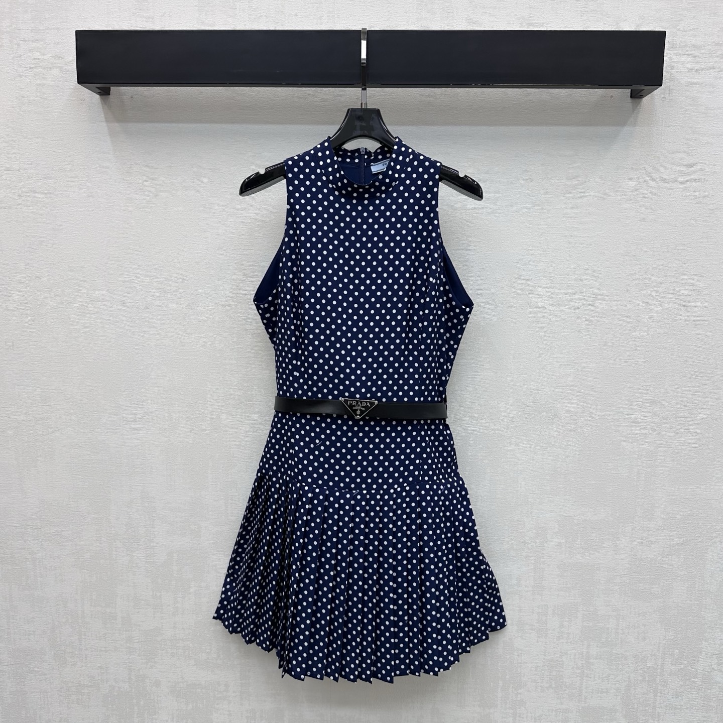 NO:891462,Prad*2026 new arrivals polka-dot sleeveless pleated skirt. Customized YB imported twill material. Smooth and comfortable. High-quality texture. All-over printed polka-dot elements are decorated with metal triangle logo letter belt to highlight the brand tone. Stand-up collar version with half-open back zipper adjustment design to add layering to the look. Surface accessories development. Pleated vest skirt tailoring. The upper body is more refined for commuting and dating. The first choice for vacation. High version.  766260,,prada,skirts,19860909Prad*2026新品上架波点无袖百褶裙 定制YB进口斜纹绸材质 垂顺舒适 质感上乘 通体满印波点元素配合金属三角徽标字母腰带装饰 彰显品牌调性 立领版型配合半开后拉链调节设计 增添造型层次感 面辅料开发 压褶背心裙剪裁 通勤约会上身更显精致感 度假首选穿搭  高版本 766260,,prada,skirts,,Women's clothing