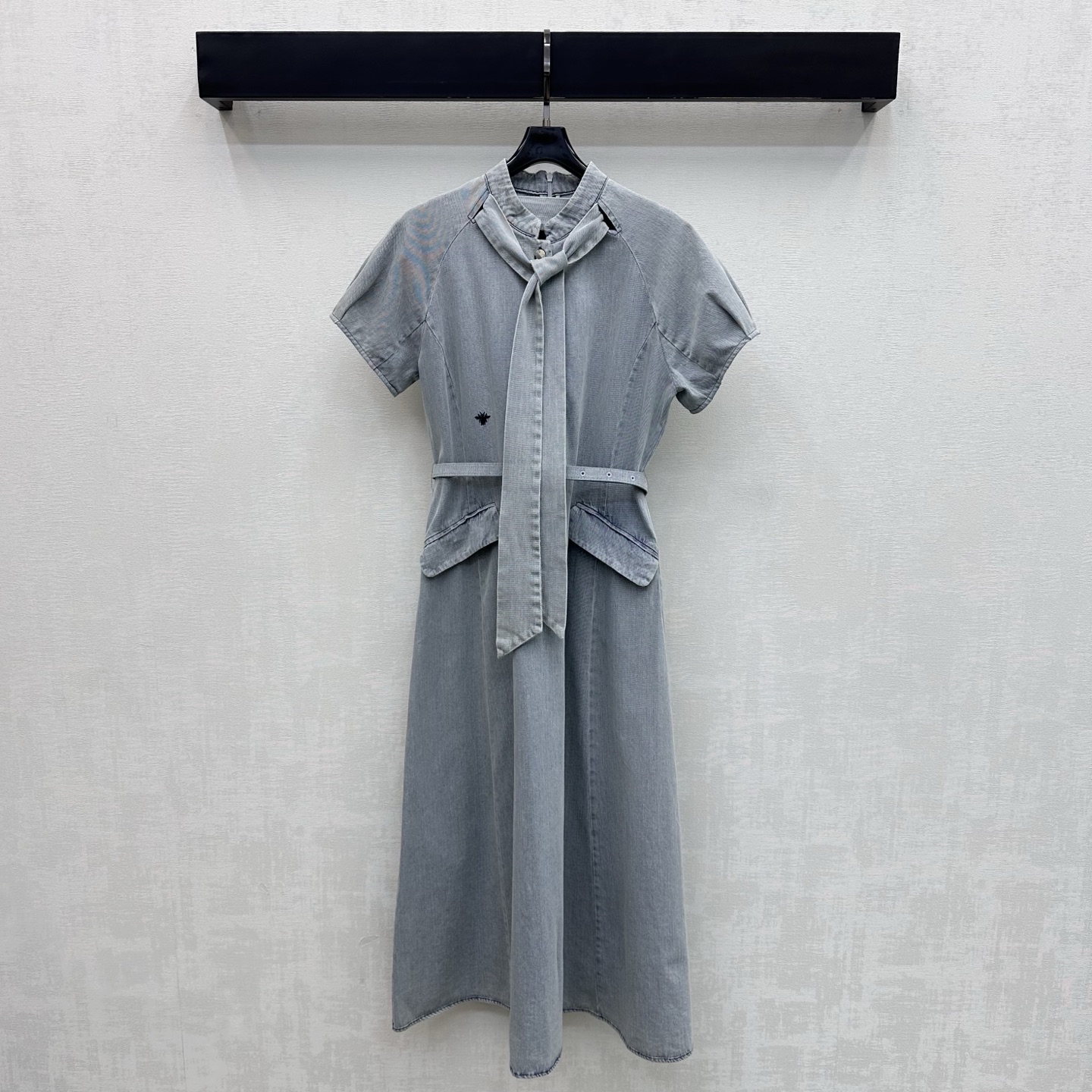 NO:891471,Dio*2026 New Arrival Lace-Up Denim Dress Customized YB imported Tencel cotton material Breathable, comfortable and skin-friendly Cloth lace-up decoration on the collar Adjustable pleated skirt design with half- placket buttons to add layering to the look The iconic letter bee embroidery logo decoration on the waist highlights the brand tone Development of fabric accessories Stand-up collar short-sleeved dress tailoring Wear in an age-reducing youthful college style High version 2 colors, dior, skirts, T-shirt,19860909Dio*2026新品上架系带牛仔连衣裙定制YB进口天丝全棉材质 透气舒适亲肤 领边本布系带装饰 配合半开襟纽扣调节压褶裙摆设计 增添造型层次感 腰侧点缀标志性字母蜜蜂刺绣徽标装饰 彰显品牌调性 面辅料开发 立领短袖连衣裙剪裁 穿搭减龄青春学院风 高版本2色,,dior,skirts,T-shirt,,Women's clothing