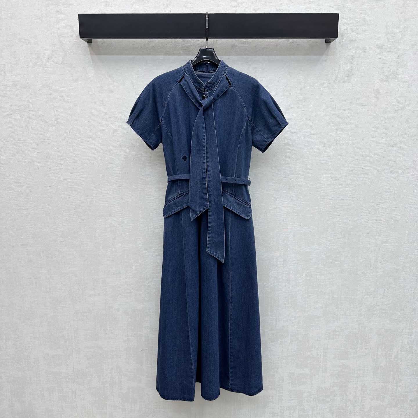 NO:891466,Dio*2026 New Arrival Lace-Up Denim Dress Customized YB imported Tencel cotton material Breathable, comfortable and skin-friendly Cloth lace-up decoration on the collar Adjustable pleated skirt design with half- placket buttons to add layering to the look The iconic letter bee embroidery logo decoration on the waist highlights the brand tone Development of fabric accessories Stand-up collar short-sleeved dress tailoring Wear in an age-reducing youthful college style High version 2 colors, dior, skirts, T-shirt,19860909Dio*2026新品上架系带牛仔连衣裙定制YB进口天丝全棉材质 透气舒适亲肤 领边本布系带装饰 配合半开襟纽扣调节压褶裙摆设计 增添造型层次感 腰侧点缀标志性字母蜜蜂刺绣徽标装饰 彰显品牌调性 面辅料开发 立领短袖连衣裙剪裁 穿搭减龄青春学院风 高版本2色,,dior,skirts,T-shirt,,Women's clothing