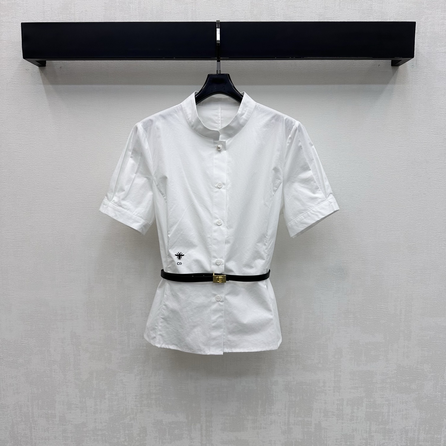 NO:891489,Dio*2026 new arrivals stand-up collar belted short-sleeved shirt made of YB imported twill cotton material. Slim, comfortable and stylish. Open button adjustment and metal buckle belt waist design add layering to the look. Neat tailoring details show texture. The large body is plain and versatile. The waist is embellished with the iconic CD bee embroidery logo decoration to highlight the brand tone. Surface accessories development. Stand-up collar short-sleeved shirt tailoring. Can be worn casually with skirts and trousers to make it more advanced and fashionable.  High version,,dior,skirts,T-shirt,19860909Dio*2026新品上架立领腰带短袖衬衣定制YB进口斜纹全棉材质 垂顺舒适有型 开襟纽扣调节配合金属卡扣皮带收腰设计 增添造型层次感 利落裁剪细节展现质感 大身素色百搭不挑人 腰侧点缀标志性CD蜜蜂刺绣徽标装饰 彰显品牌调性 面辅料开发 立领短袖衬衣剪裁 可随意搭配裙裤装穿搭 更为高级时髦 高版本,,dior,skirts,T-shirt,,Women's clothing
