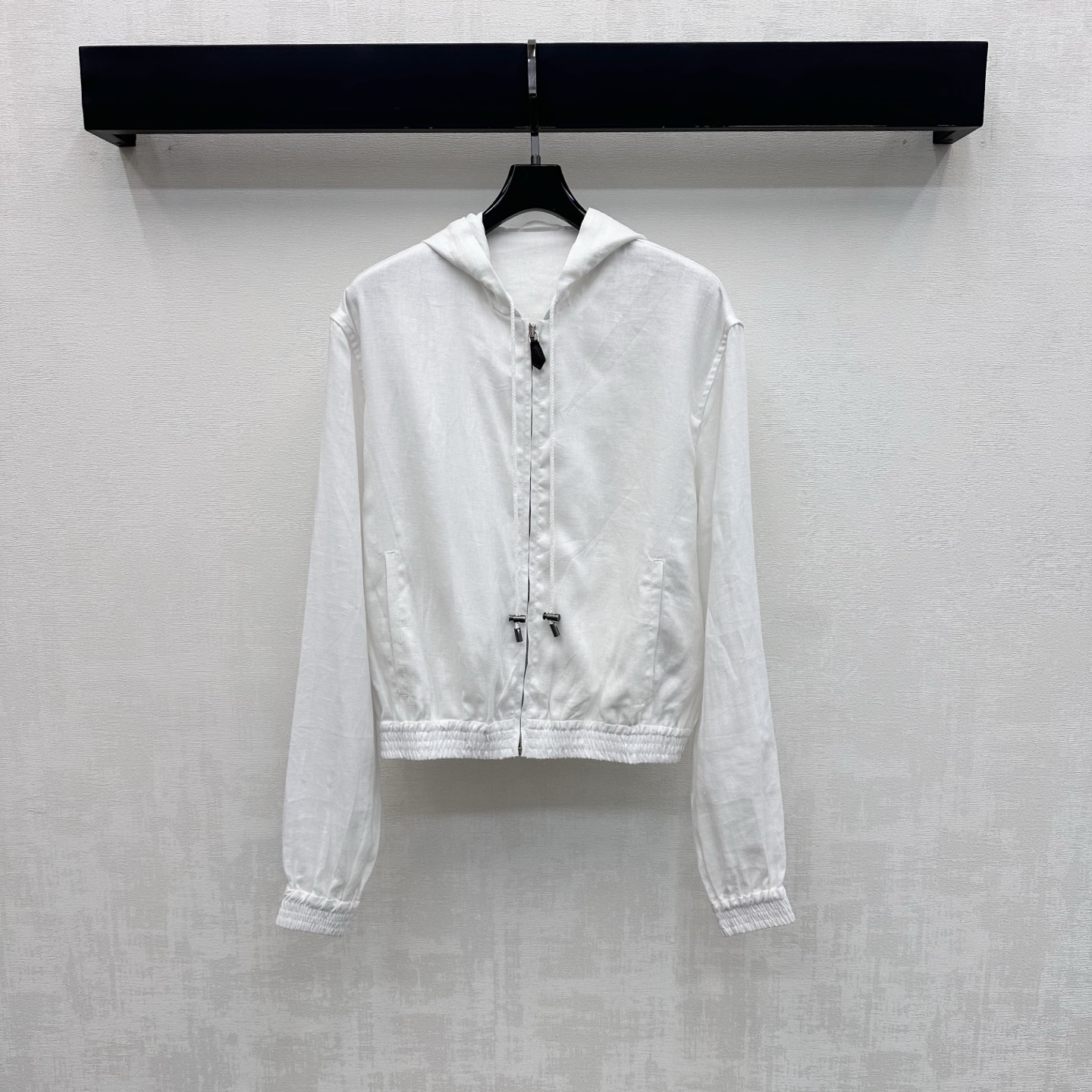 NO:891472,LP*2026 new arrivals linen hooded zipper jacket. Customized YB imported linen fabric. Lightweight and breathable. It feels dry and skin-friendly. It has a unique texture of natural fibers and a micro-wrinkle effect. The upper body has a high-end, lazy and quiet luxury atmosphere. The drawstring hood adjustment design is used to match the elasticity of the hem and cuffs. It visually lengthens the body proportion line, makes you taller and slimmer, and adds a sense of layering to the look. There are hidden pockets on both sides to echo the leather pendant zipper adjustment decoration.  Highlight the brand tone. Development of fabrics and accessories. Cutting of hooded zipper jackets and jackets. Easy to match and match to create old money and high-end style. Elegant and casual. High version 2 colors 38 40 42,,loro piana,jackets & coats,jackets & coats,hats,19860909LP*2026新品上架亚麻连帽拉链外套 定制YB进口亚麻面料 质地轻盈透气 触感干爽亲肤 带有天然纤维的独特肌理感与微皱效果 上身自带高级慵懒的静奢氛围 沿用抽绳连帽调节设计配合下摆与袖口松紧收束 视觉上拉长身材比例线条 显高显瘦 增添造型层次感 两侧带有隐形插袋 呼应皮质吊饰拉链调节装饰 彰显品牌调性 面辅料开发 连帽拉链夹克外套剪裁 随意搭配穿搭轻松打造老钱高级风 优雅又随性 高版本2色38 40 42,,loro piana,jackets & coats,jackets & coats,hats,,Women's clothing