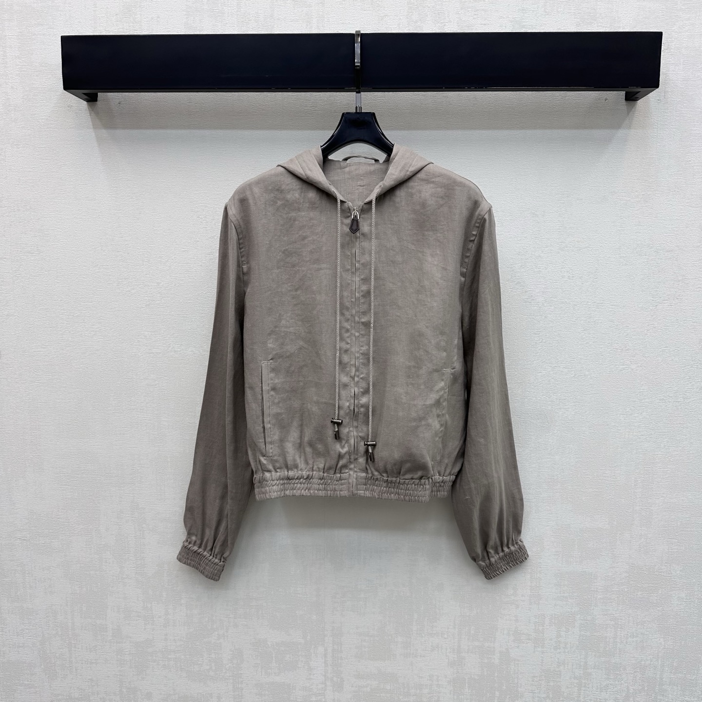 NO:891474,LP*2026 new arrivals linen hooded zipper jacket. Customized YB imported linen fabric. Lightweight and breathable. It feels dry and skin-friendly. It has a unique texture of natural fibers and a micro-wrinkle effect. The upper body has a high-end, lazy and quiet luxury atmosphere. The drawstring hood adjustment design is used to match the elasticity of the hem and cuffs. It visually lengthens the body proportion line, makes you taller and slimmer, and adds a sense of layering to the look. There are hidden pockets on both sides to echo the leather pendant zipper adjustment decoration.  Highlight the brand tone. Development of fabrics and accessories. Cutting of hooded zipper jackets and jackets. Easy to match and match to create old money and high-end style. Elegant and casual. High version 2 colors 38 40 42,,loro piana,jackets & coats,jackets & coats,hats,19860909LP*2026新品上架亚麻连帽拉链外套 定制YB进口亚麻面料 质地轻盈透气 触感干爽亲肤 带有天然纤维的独特肌理感与微皱效果 上身自带高级慵懒的静奢氛围 沿用抽绳连帽调节设计配合下摆与袖口松紧收束 视觉上拉长身材比例线条 显高显瘦 增添造型层次感 两侧带有隐形插袋 呼应皮质吊饰拉链调节装饰 彰显品牌调性 面辅料开发 连帽拉链夹克外套剪裁 随意搭配穿搭轻松打造老钱高级风 优雅又随性 高版本2色38 40 42,,loro piana,jackets & coats,jackets & coats,hats,,Women's clothing