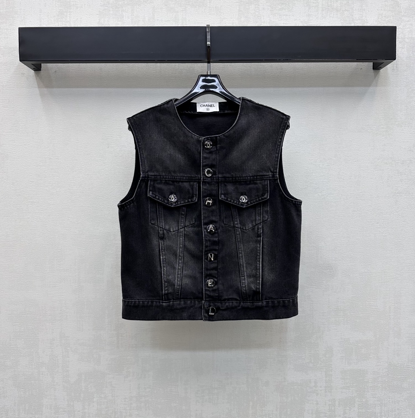 NO:891509,Chane*2026 New Products Letter Buckle Denim Vest Customized YB Imported Twill Cotton Denim Material Comfortable, Soft, Breathable and Easy to Wear Multiple Enzyme Washing Processes Retro and Fashionable Iconic Metal Irregular Color Diamond Letter Buttons Adjustable Decoration Highlights the Brand Tonality Matches the Symmetrical Flap Pocket Design on the Chest to Add Layering to the Style Simple and Advanced Surface Accessories Development Round Neck Short Vest Cut Can Be Matched With Trousers from the Same Series for a Complete Set of High-end Fashion  The black version and the blue and white version have different button styles and prices. Please pay attention to the distinction when placing an order. High version, chanel,19860909Chane*2026新品上架字母扣牛仔马甲定制YB进口斜纹全棉牛仔材质 舒适柔软 透气好穿 多重酵素水洗工艺处理 复古又时尚 标志性金属不规则彩钻字母纽扣调节装饰 彰显品牌调性 配合胸前对称翻盖口袋设计 增添造型层次感 简约高级 面辅料开发 圆领短款马甲剪裁 可搭配同系列长裤 成套穿搭高级时髦 黑色版本与蓝白色版本扣子款式价格不同 下单注意区分  高版本,,chanel,,Women's clothing