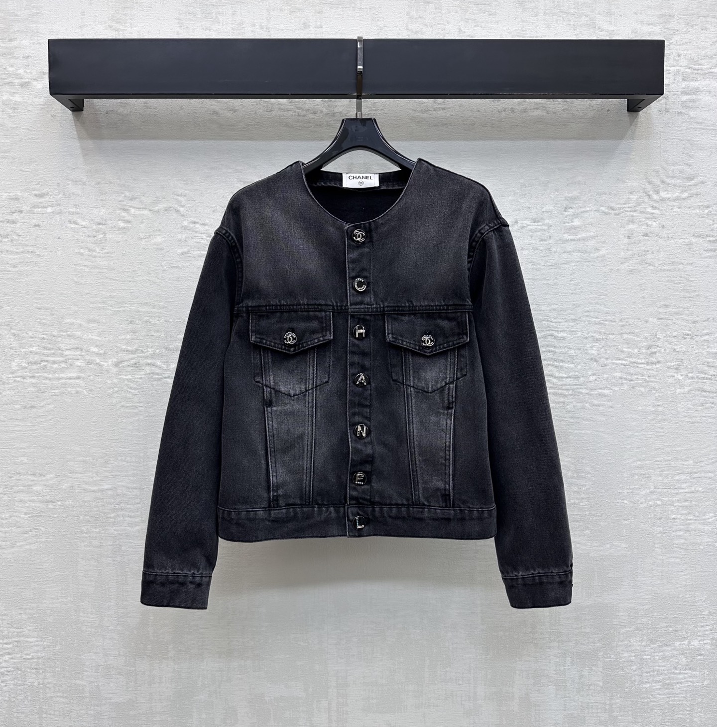 NO:891512,Chane*2026 new arrival letter button denim jacket customized YB imported twill cotton denim material Comfortable, soft, breathable and easy to wear Multi-enzyme washing process Retro and fashionable Iconic metal irregular color diamond letter button adjustment decoration Highlights the brand tone Matched with symmetrical flap pocket design on the chest to add layering to the look Simple and advanced Surface accessories development Round neck short jacket tailoring Can be paired with the same series of trousers Complete set to wear high-end fashion series development~  High version,,chanel,jackets & coats,jackets & coats,19860909Chane*2026新品上架字母扣牛仔外套定制YB进口斜纹全棉牛仔材质 舒适柔软 透气好穿 多重酵素水洗工艺处理 复古又时尚 标志性金属不规则彩钻字母纽扣调节装饰 彰显品牌调性 配合胸前对称翻盖口袋设计 增添造型层次感 简约高级 面辅料开发 圆领短款夹克外套剪裁 可搭配同系列长裤 成套穿搭高级时髦 系列开发～  高版本,,chanel,jackets & coats,jackets & coats,,Women's clothing