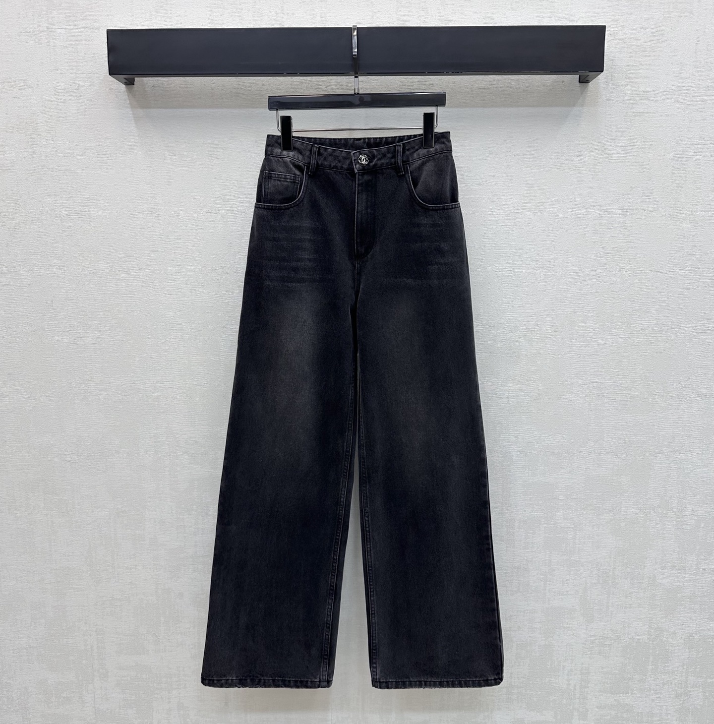 NO:891502,Chane*2026 new product launch letter buckle denim wide-leg trousers customized YB imported twill cotton denim material Comfortable, soft, breathable and easy to wear Multi-enzyme washing process Retro and fashionable High-waisted symmetrical pockets with contrasting leather label design with letters on the back to add layering to the look Iconic engraved lettering colored diamond metal buttons for adjustment and decoration Low-key highlight of the brand tone Simple and advanced surface accessories development High-waisted buttoned wide-leg trousers cut  Wear casually with high-end fashion. The black version and the white version have different button styles. Please pay attention to the distinction when ordering. The high version has 3 colors 36 38 40,,chanel,19860909Chane*2026新品上架字母扣牛仔阔腿长裤定制YB进口斜纹全棉牛仔材质 舒适柔软 透气好穿 多重酵素水洗工艺处理 复古又时尚 高腰对称口袋配合后腰字母撞色皮标设计 增添造型层次感 标志性刻印字母彩钻金属纽扣调节装饰 低调彰显品牌调性 简约高级 面辅料开发 高腰系扣阔腿长裤剪裁 随意搭配穿搭高级时髦黑色版本与白色版本扣子款式不同 下单注意区分 高版本3色36 38 40,,chanel,,Women's clothing