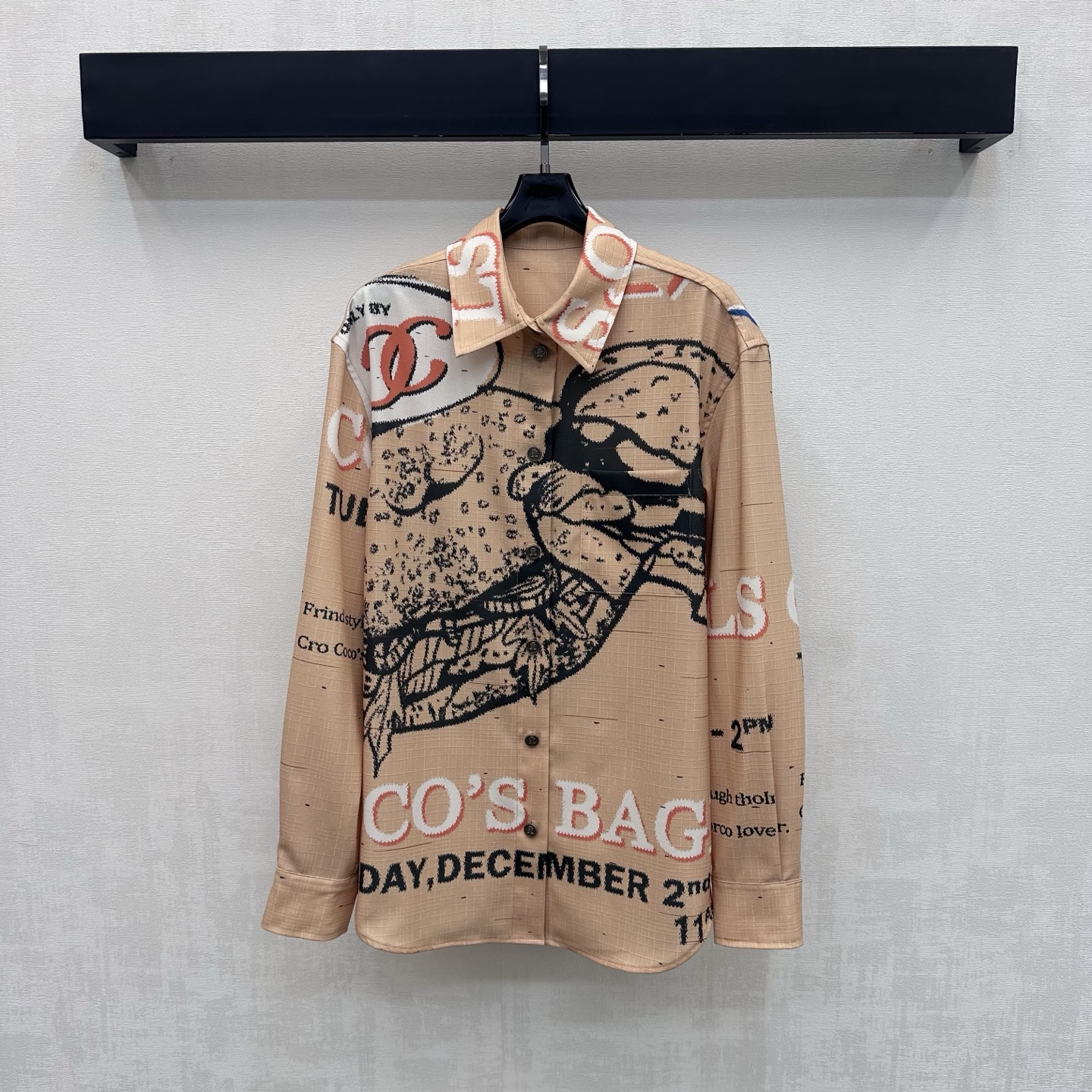 NO:891515,Chane*2026 new arrival graffiti printed long-sleeved shirt, custom made of YB imported twill cotton material, breathable and comfortable, with soft light, classic lapel button adjustment and chest pocket design, adding layering to the look, hand-painted bagels and double C prints, scattered English letters on the sleeves, newspaper graffiti style printing to enrich the visual effect, development of surface accessories, tailoring of lapel long-sleeved shirts, loose silhouette that does not flatter the body shape, everyday single wear and layering, showing advanced casualness  Easily create American street retro style High version 36 38 40,,chanel,shirts,19860909Chane*2026新品上架涂鸦印花长袖衬衫定制YB进口斜纹棉材质 透气舒适 自带柔光 沿用经典翻领开襟纽扣调节配合胸前口袋设计 增添造型层次感 满铺手绘贝果与双C印花 错落英文字母点缀袖摆 报纸涂鸦风印花丰富视觉效果 面辅料开发 翻领长袖衬衣剪裁 宽松廓形不挑身形 日常单穿叠搭显高级随性 轻松打造美式街头复古风 高版本36 38 40,,chanel,shirts,,Women's clothing