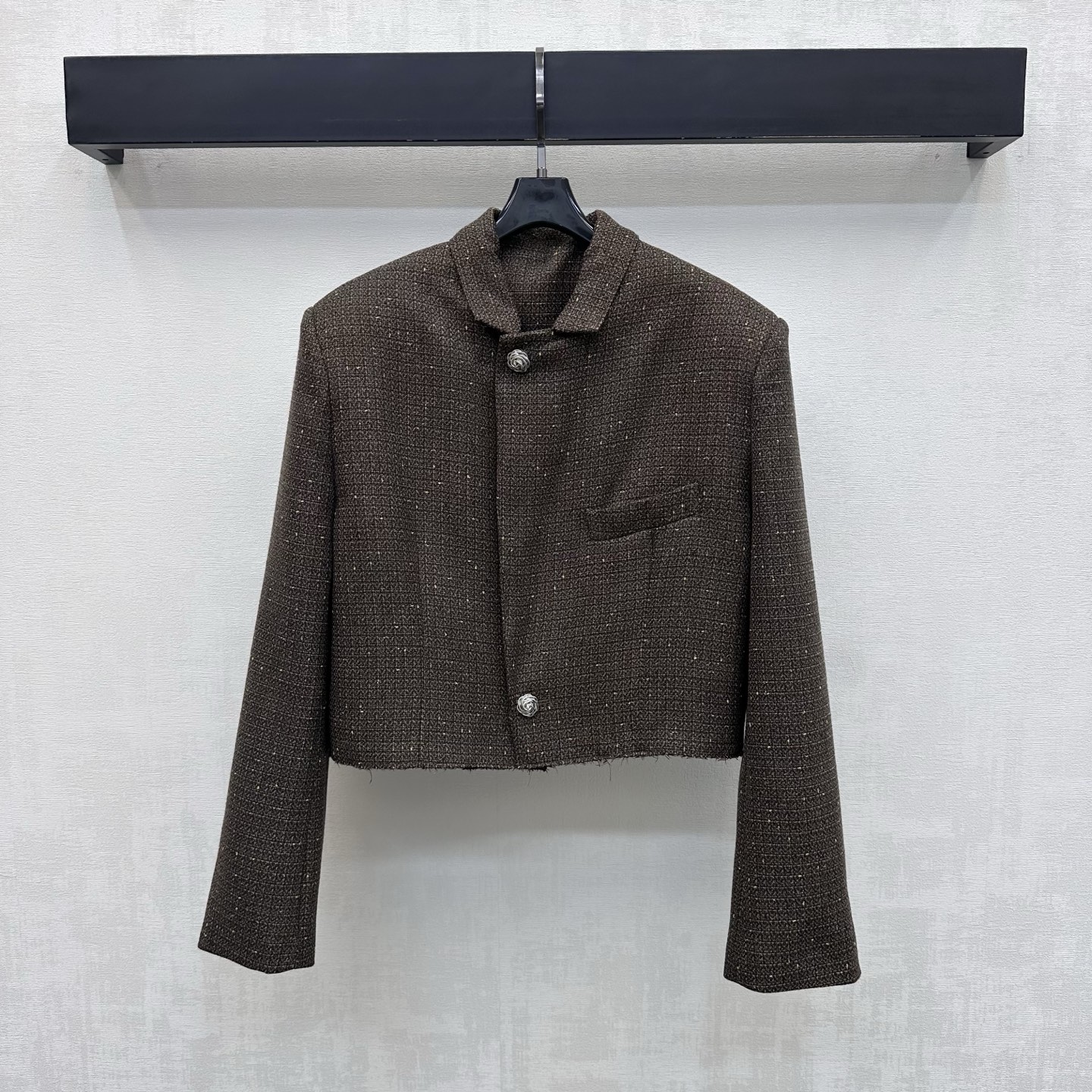 NO:891521,Chane*2026 new arrivals, tweed fine glitter short jacket, customized YB imported wool blend material, crisp and stylish texture, soft and delicate touch, fine glitter tweed throughout with chest pocket design, own fine glitter, adding layering to the look, enriching the visual effect, showing the style of a retro lady, classic short box tailoring and exquisite metal button adjustment decoration, highlighting the brand's tone, development of surface accessories, development of surface accessories, silhouette suit jacket tailoring  With the details of the lining craftsmanship, it creates a high-end texture. It can be worn with trousers of the same series. It is neat and fashionable. High version 36 38 40,,chanel,jackets & coats,business suit,19860909Chane*2026新品上架粗花呢细闪短款外套定制YB进口羊毛混纺材质 质感挺括有型 触感软糯细腻 通体采用细闪粗花呢配合胸前口袋设计 自带细闪光泽 增添造型层次感 丰富视觉效果 尽显复古名媛风范 经典短款箱型裁剪与精致金属纽扣调节装饰 彰显品牌调性 面辅料开发 面辅料开发 廓形西装外套剪裁 配合内衬工艺细节 打造高级质感 可搭配穿搭同系列长裤 利落时髦 高版本36 38 40,,chanel,jackets & coats,business suit,,Women's clothing