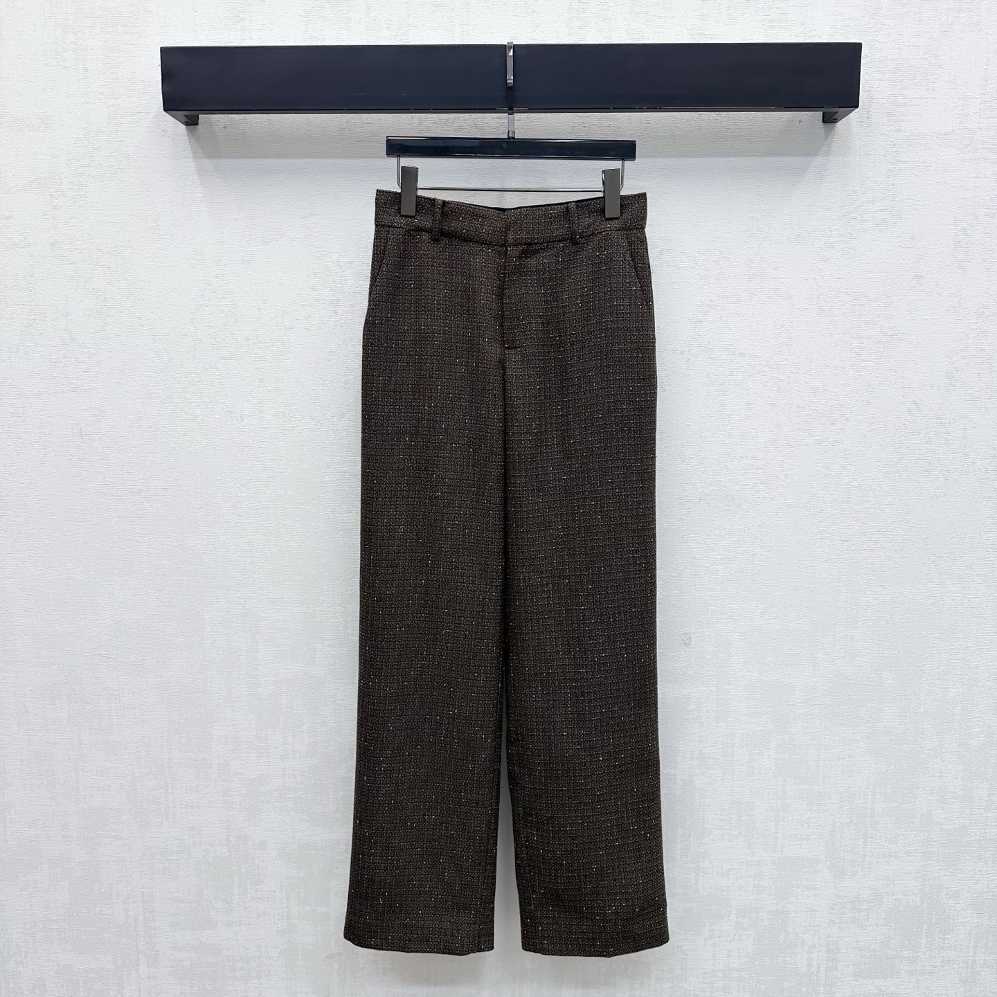 NO:891494,Chane*2026 new arrivals, tweed fine glitter trousers, customized YB imported wool blend material, crisp and stylish texture, soft and delicate touch, tweed design throughout, adding layering to the look, enriching visual effects, showing retro lady style, slim fit tailoring and finely engraved metal button adjustment decoration, with lining letter webbing details, creating a high-end texture, highlighting the brand's tone, surface accessories development, surface accessories development  High-waisted buttoned straight trousers can be worn with the same series of jackets. The complete set is neat and fashionable. High version 36 38 40,,chanel,jackets & coats,19860909Chane*2026新品上架粗花呢细闪长裤定制YB进口羊毛混纺材质 质感挺括有型 触感软糯细腻 通体采用粗花呢设计 增添造型层次感 丰富视觉效果 尽显复古名媛风范 修身版型裁剪与精致刻印金属纽扣调节装饰 配合内衬字母织带工艺细节处理 打造高级质感 彰显品牌调性 面辅料开发 面辅料开发 高腰系扣直筒长裤剪裁 可搭配同系列外套 成套穿搭利落时髦 高版本36 38 40,,chanel,jackets & coats,,Women's clothing
