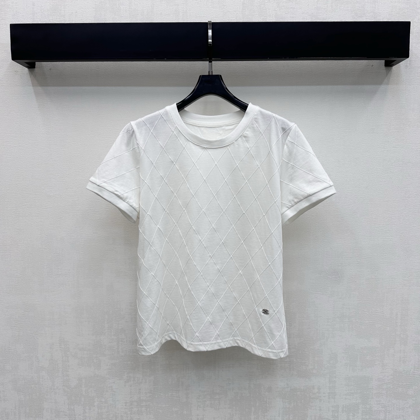 NO:891516,Chane*2026 new products are on the shelves. Diamond round neck short-sleeved custom YB imported twill cotton material. The texture is crisp, stylish and skin-friendly. The whole-body diamond quilting design is matched with cuff binding details to add layering to the look. The hem is embellished with the iconic metal double C letter logo decoration to highlight the brand tone. Surface accessories development. Round neck short-sleeved T-shirt tailoring. Can be paired with jeans of the same series. Fashionable and trendy outfit for commuting and dating. High version 2 colors 36 38  40,,chanel,jeans,T-shirt,tees,t-shirt,19860909Chane*2026新品上架菱格圆领短袖定制YB进口斜纹全棉材质 质地挺括有型亲肤 通体菱格纹绗缝设计工艺设计配合袖口包边细节处理 增添造型层次感 下摆点缀标志性金属双C字母徽标装饰 彰显品牌调性 面辅料开发 圆领短袖T恤剪裁 可搭配同系列牛仔裤 通勤约会成套穿搭时髦潮流 高版本2色36 38 40,,chanel,jeans,T-shirt,tees，t-shirt,,Women's clothing