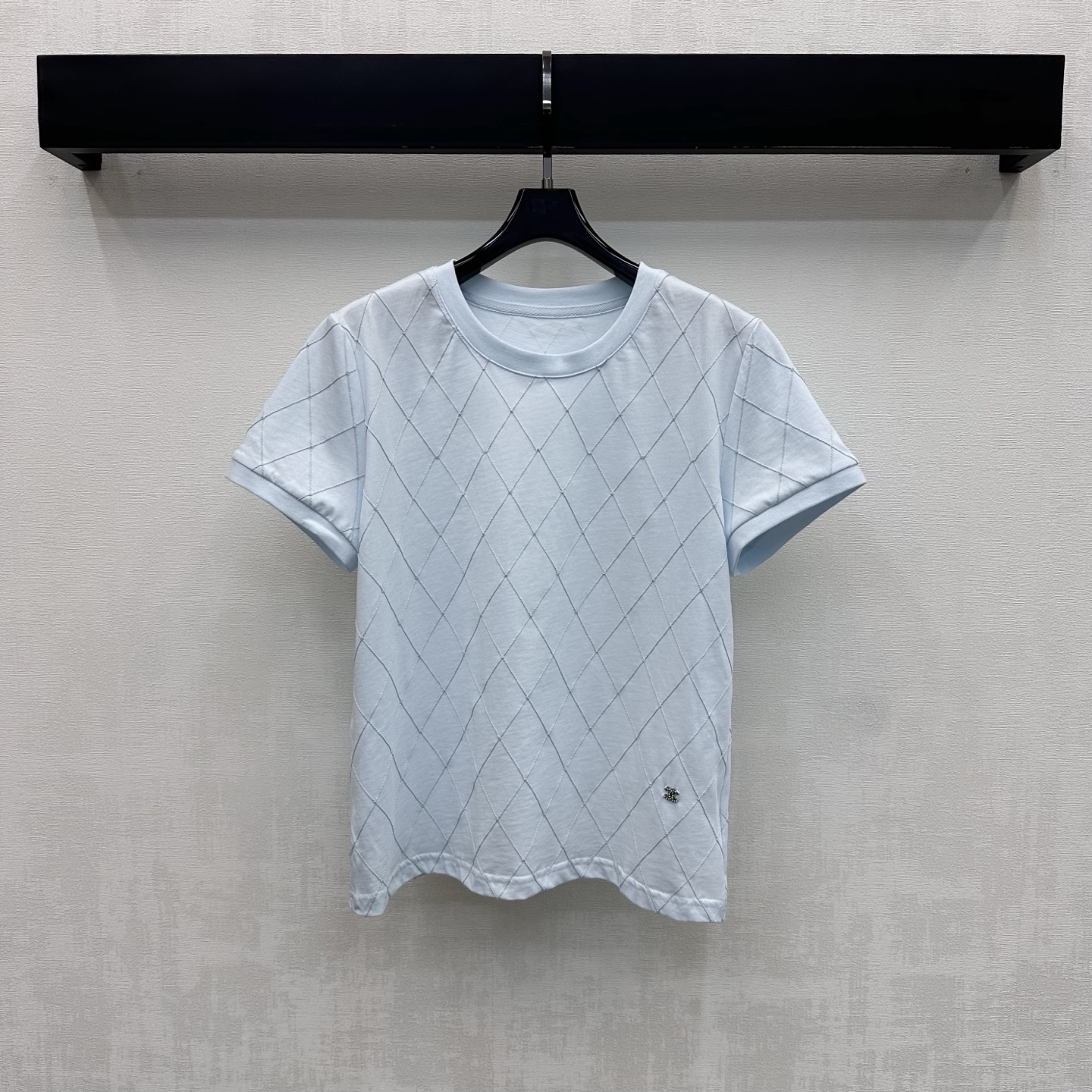 NO:891495,Chane*2026 new products are on the shelves. Diamond round neck short-sleeved custom YB imported twill cotton material. The texture is crisp, stylish and skin-friendly. The whole-body diamond quilting design is matched with cuff binding details to add layering to the look. The hem is embellished with the iconic metal double C letter logo decoration to highlight the brand tone. Surface accessories development. Round neck short-sleeved T-shirt tailoring. Can be paired with jeans of the same series. Fashionable and trendy outfit for commuting and dating. High version 2 colors 36 38  40,,chanel,jeans,T-shirt,tees,t-shirt,19860909Chane*2026新品上架菱格圆领短袖定制YB进口斜纹全棉材质 质地挺括有型亲肤 通体菱格纹绗缝设计工艺设计配合袖口包边细节处理 增添造型层次感 下摆点缀标志性金属双C字母徽标装饰 彰显品牌调性 面辅料开发 圆领短袖T恤剪裁 可搭配同系列牛仔裤 通勤约会成套穿搭时髦潮流 高版本2色36 38 40,,chanel,jeans,T-shirt,tees，t-shirt,,Women's clothing