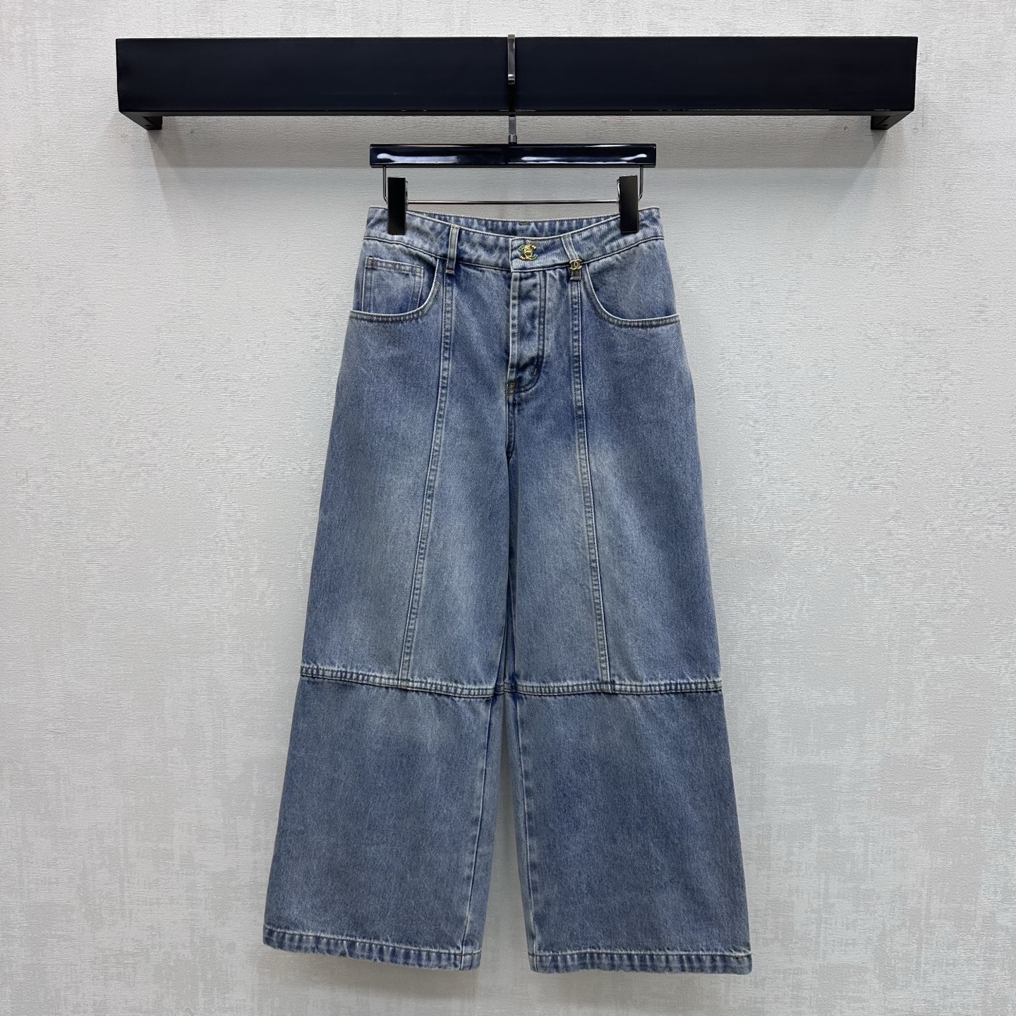 NO:891522,Chane*2026 new product launch letter buckle denim nine-point pants customized YB imported twill cotton denim material Comfortable, soft, breathable and easy to wear Multi-enzyme washing process Retro and fashionable High-waisted symmetrical pockets with letter leather label design on the back to add layering to the look Iconic metal buttons with engraved letters for adjustment and decoration Low-key highlighting of the brand tone Simple and advanced Surface and accessories development High-waist buttoned wide-leg nine-point pants cut Can be matched with items from the same series for a complete set of high-end fashion  High version 2 colors 36 38 40,,chanel,19860909Chane*2026新品上架字母扣牛仔九分裤定制YB进口斜纹全棉牛仔材质 舒适柔软 透气好穿 多重酵素水洗工艺处理 复古又时尚 高腰对称口袋配合后腰字母皮标设计 增添造型层次感 标志性刻印字母金属纽扣调节装饰 低调彰显品牌调性 简约高级 面辅料开发 高腰系扣阔腿九分裤剪裁 可搭配同系列单品 成套穿搭高级时髦  高版本2色36 38 40,,chanel,,Women's clothing
