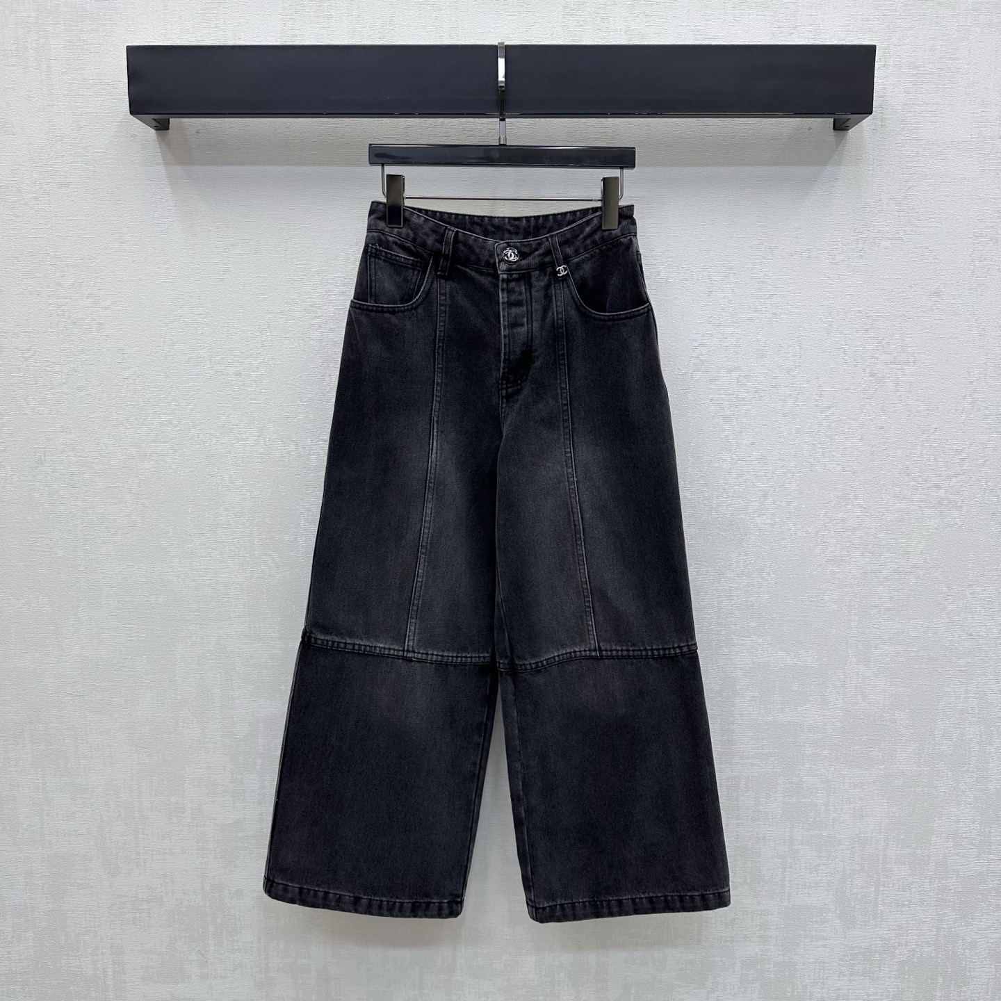 NO:891513,Chane*2026 new product launch letter buckle denim nine-point pants customized YB imported twill cotton denim material Comfortable, soft, breathable and easy to wear Multi-enzyme washing process Retro and fashionable High-waisted symmetrical pockets with letter leather label design on the back to add layering to the look Iconic metal buttons with engraved letters for adjustment and decoration Low-key highlighting of the brand tone Simple and advanced Surface and accessories development High-waist buttoned wide-leg nine-point pants cut Can be matched with items from the same series for a complete set of high-end fashion  High version 2 colors 36 38 40,,chanel,19860909Chane*2026新品上架字母扣牛仔九分裤定制YB进口斜纹全棉牛仔材质 舒适柔软 透气好穿 多重酵素水洗工艺处理 复古又时尚 高腰对称口袋配合后腰字母皮标设计 增添造型层次感 标志性刻印字母金属纽扣调节装饰 低调彰显品牌调性 简约高级 面辅料开发 高腰系扣阔腿九分裤剪裁 可搭配同系列单品 成套穿搭高级时髦  高版本2色36 38 40,,chanel,,Women's clothing