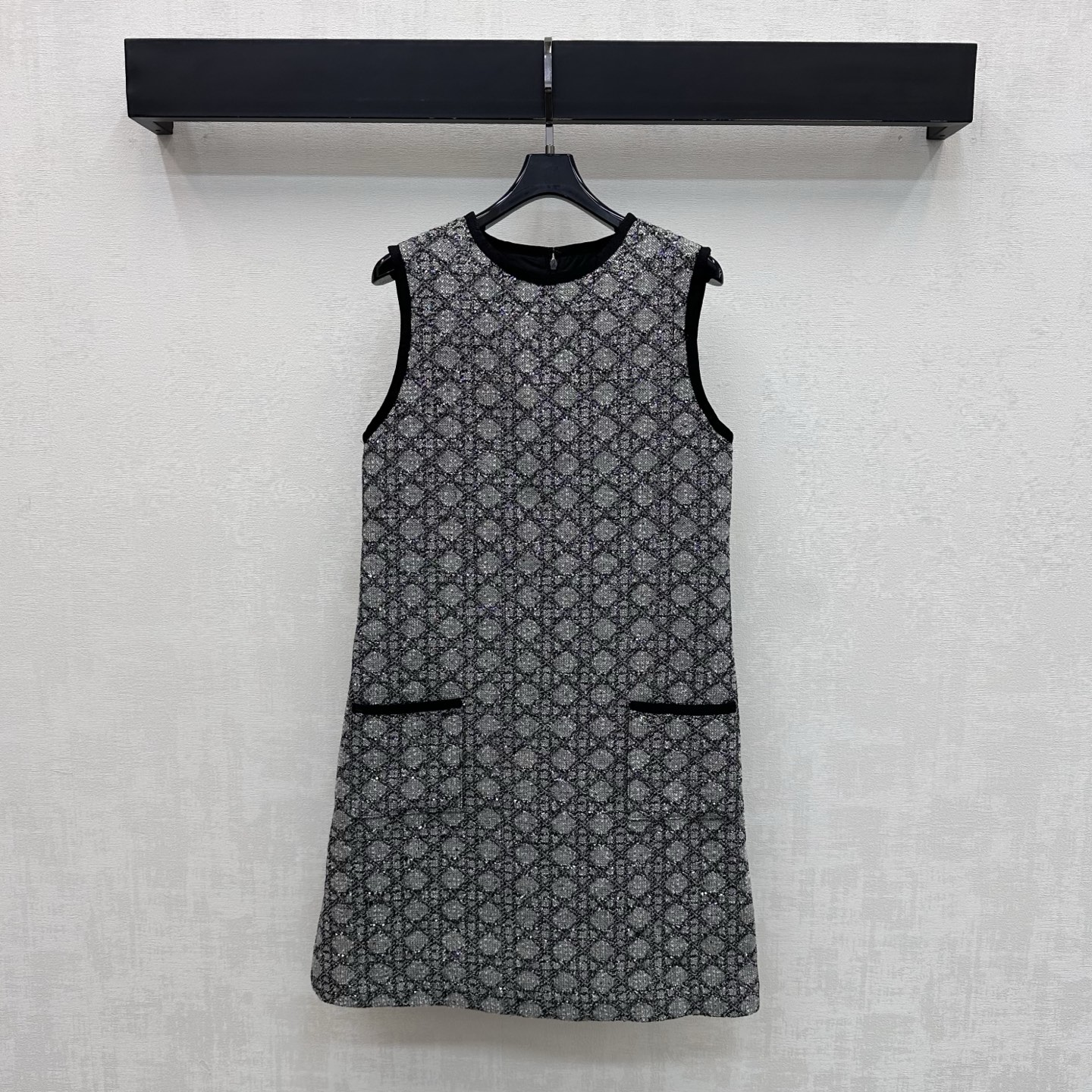 NO:891501,Dio*2026 new product launch tweed rhombus vest dress customized YB imported twill cotton tweed fabric splicing material. The texture is crisp and stylish. It follows the classic round neck with black contrast edging design. It echoes the double pockets on the waist to add layering to the look. The classic rhombus pattern is all over the floor. The fine glitter fabric has its own noble filter to highlight the brand tone. Surface accessories development. Round neck vest skirt tailoring. High-end fashion for commuting and dating. High version 36 38  40,,dior,skirts,19860909Dio*2026新品上架粗花呢菱格背心裙定制YB进口斜纹全棉粗花呢面料拼接材质 质地挺括有型 沿用经典圆领配合黑色撞色包边设计 呼应腰部双口袋 增添造型层次感 满铺经典菱格纹装饰 细闪面料自带贵气滤镜 彰显品牌调性 面辅料开发 圆领背心裙剪裁 通勤约会穿搭高级时髦   高版本36 38 40,,dior,skirts,,Women's clothing