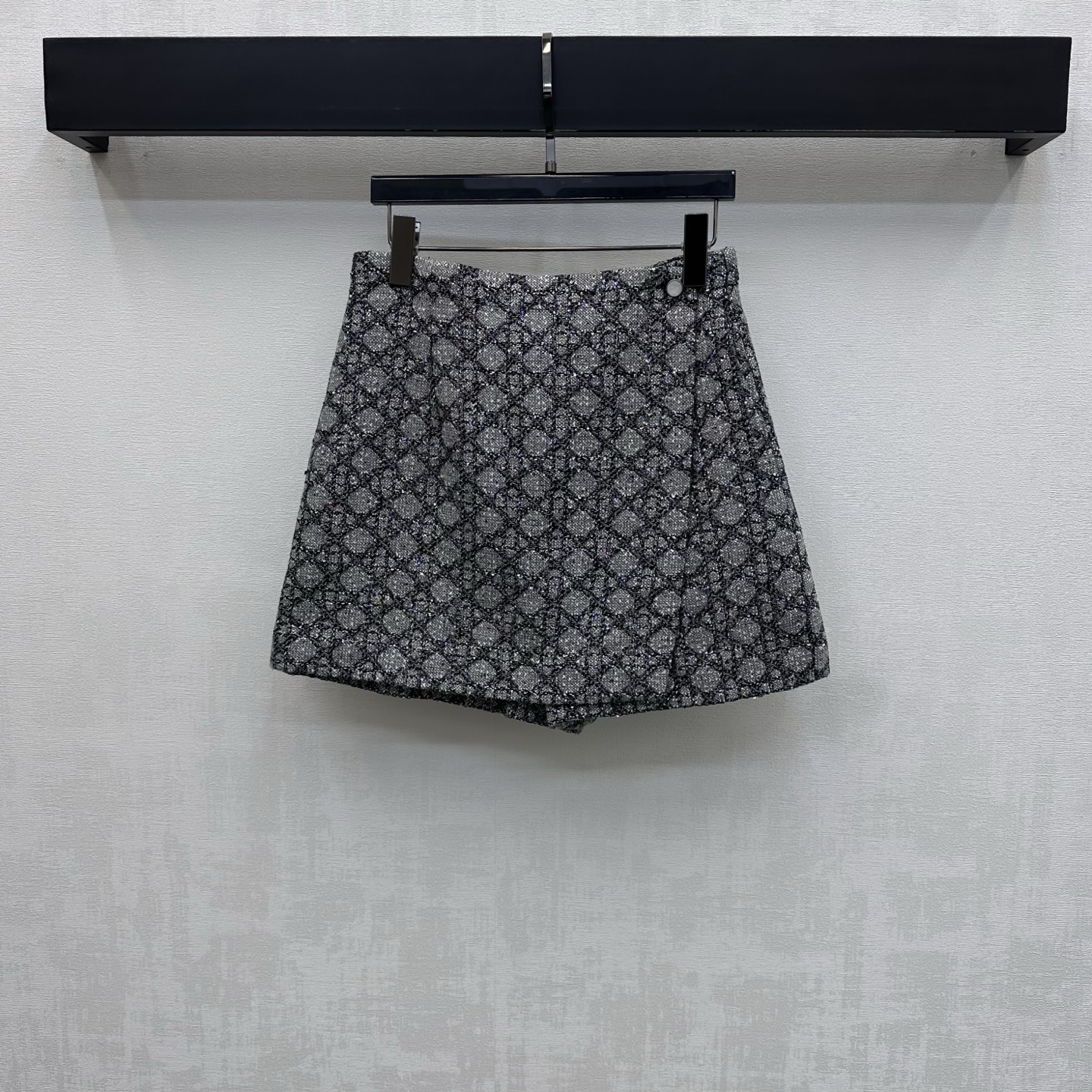 NO:891508,Dior*2026 new arrivals tweed rhombus culottes. Customized YB imported twill cotton tweed fabric splicing material. Crisp and stylish texture. All-over classic rhombus pattern decoration with waist letter button adjustment. Highlights brand tone. Fake two-piece culottes are cut with rear waist pocket design to add layering to the look. Fine shiny fabrics come with luxurious filters to highlight the brand tone. Development of surface accessories. High-waisted fake two-piece culottes. Can be paired with short jackets of the same series.  Complete set of high-end fashion high version 36 38 40, dior, skirts, jackets & coats,19860909Dior*2026新品上架粗花呢菱格裤裙 定制YB进口斜纹全棉粗花呢面料拼接材质 质地挺括有型 满铺经典菱格纹装饰配合腰部字母纽扣调节 彰显品牌调性 假两件裤裙裁剪配合后腰口袋设计 增添造型层次感 细闪面料自带贵气滤镜 彰显品牌调性 面辅料开发 高腰假两件裤裙剪裁 可搭配同系列短款外套 成套穿搭高级时髦   高版本36 38 40,,dior,skirts,jackets & coats,,Women's clothing