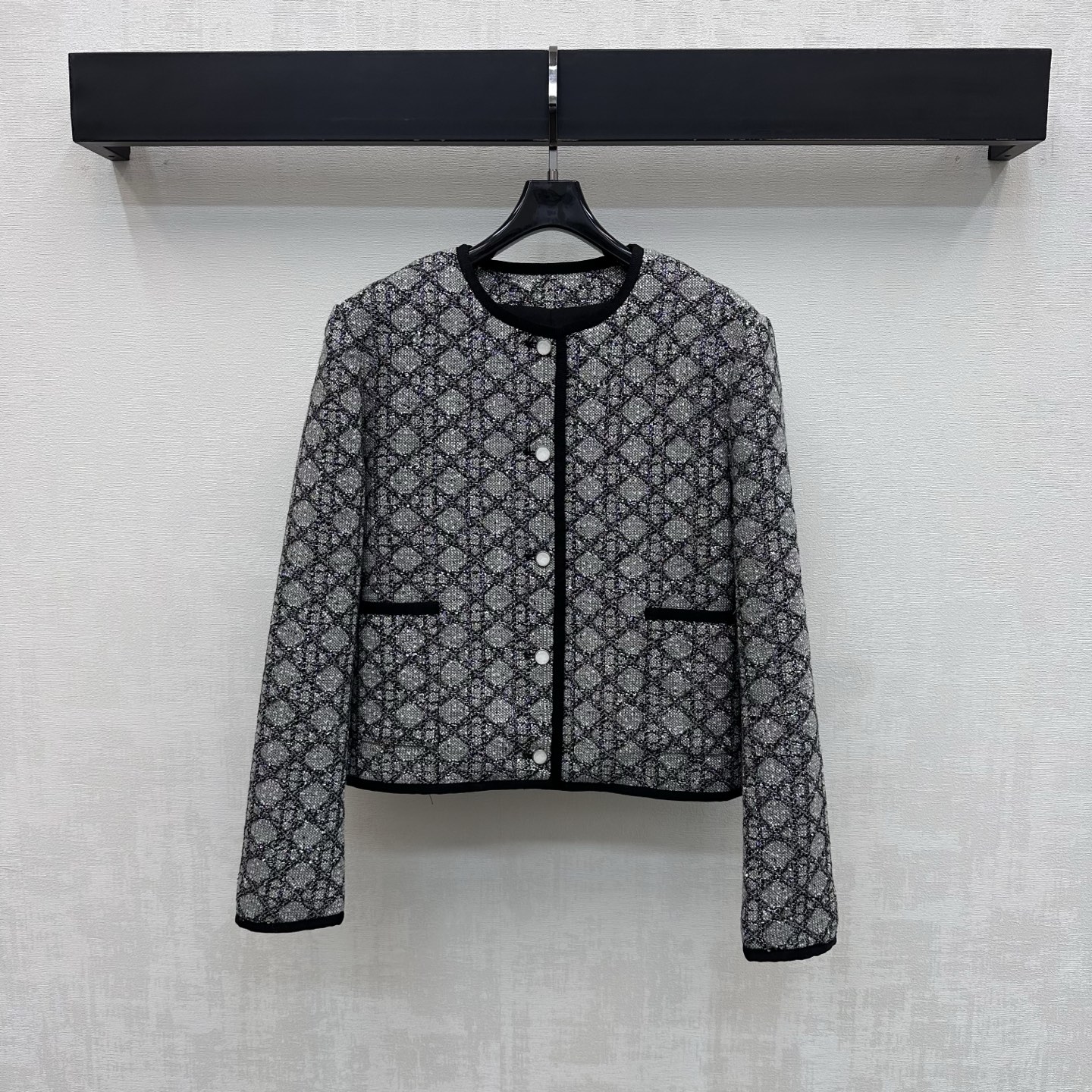 NO:891511,Dior2026 new arrivals tweed rhombus short jacket customized with YB imported twill cotton tweed fabric splicing material. The texture is crisp and stylish. The classic round neck is used with black contrasting edge design to add layering to the look. The classic rhombus pattern is all over the place. It echoes the iconic letter button design. The fine shiny fabric has its own noble filter to highlight the brand tone. The development of surface accessories. The round neck short jacket is cut and can be paired with the same series of pants and skirts. Complete set to wear high fashion.  High version 36 38 40,,dior,skirts,jackets & coats,19860909Dior2026新品上架粗花呢菱格短款外套定制YB进口斜纹全棉粗花呢面料拼接材质 质地挺括有型 沿用经典圆领配合黑色撞色包边设计 增添造型层次感 满铺经典菱格纹装饰 呼应标志性字母纽扣设计 细闪面料自带贵气滤镜 彰显品牌调性 面辅料开发 圆领短款外套剪裁 可搭配同系列裤裙 成套穿搭高级时髦   高版本36 38 40,,dior,skirts,jackets & coats,,Women's clothing