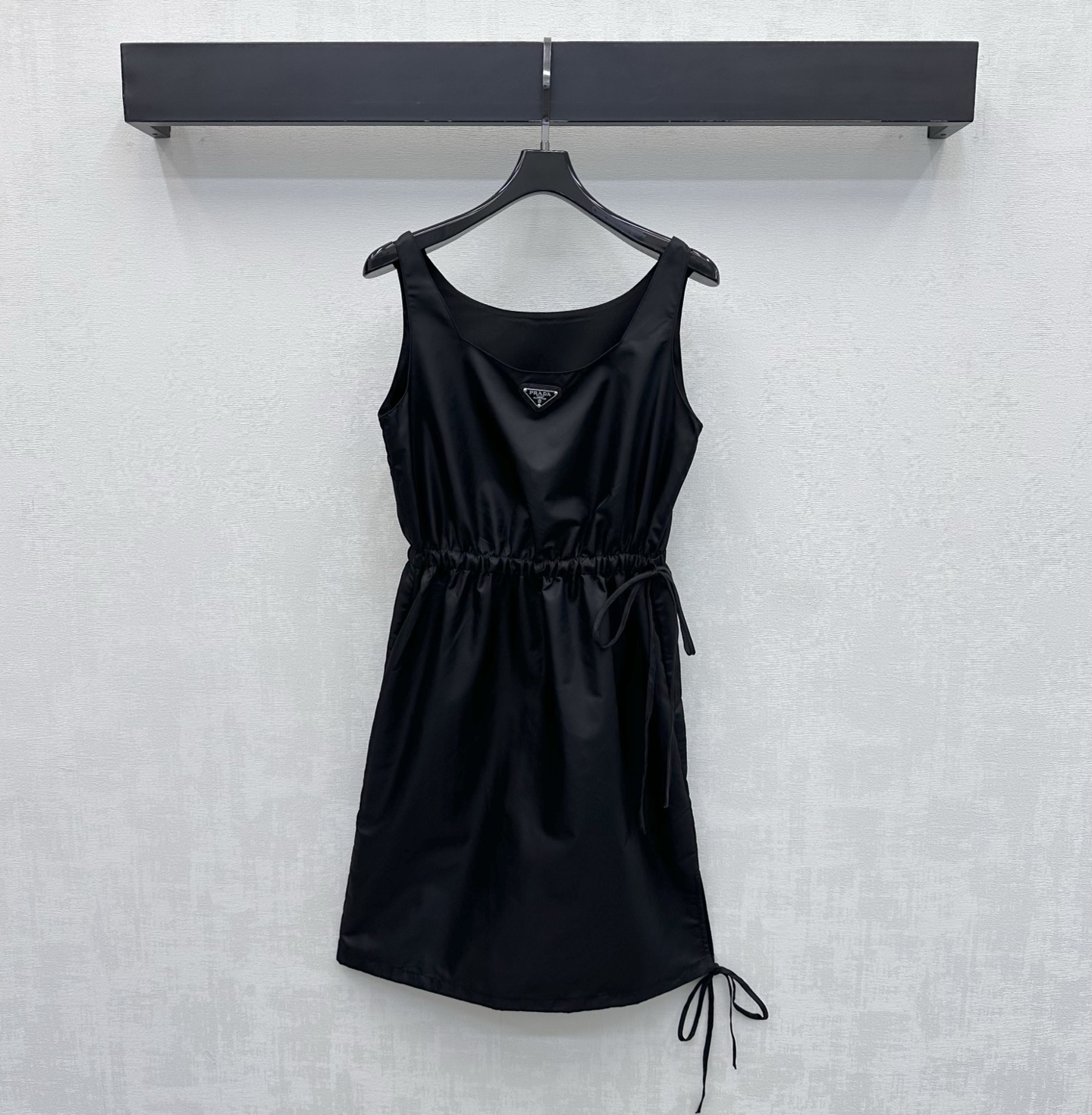 NO:892196,Prad*2026 New Arrival Logo Waist Tank Top Dress Made of YB Imported Environmentally Friendly Regenerated Nylon Material, Glossy, Comfortable and Stylish. The metal triangle logo decoration with iconic letters is centered on the chest to highlight the brand tone. The engraved letter details can highlight the personality and high-end sense. Adjustable drawstring design with the waist and hem adds a sense of layering to the shape. The waistline is neat and slim. The development of surface accessories. U-neck sleeveless waist dress tailoring. Trendy and fashionable outfit for commuting and dating.  High version,,prada,skirts,19860909Prad*2026新品上架徽标收腰背心裙定制YB进口环保再生尼龙材质 光泽舒适有型 胸前居中点缀标志性字母金属三角徽标装饰 彰显品牌调性 印刻字母细节更能突出个性高级感 配合腰部与下摆可调节抽绳设计 增添造型层次感 收腰版型利落显瘦 面辅料开发 U领无袖收腰连衣裙剪裁 通勤约会穿搭潮流时髦 高版本,,prada,skirts,,Women's clothing