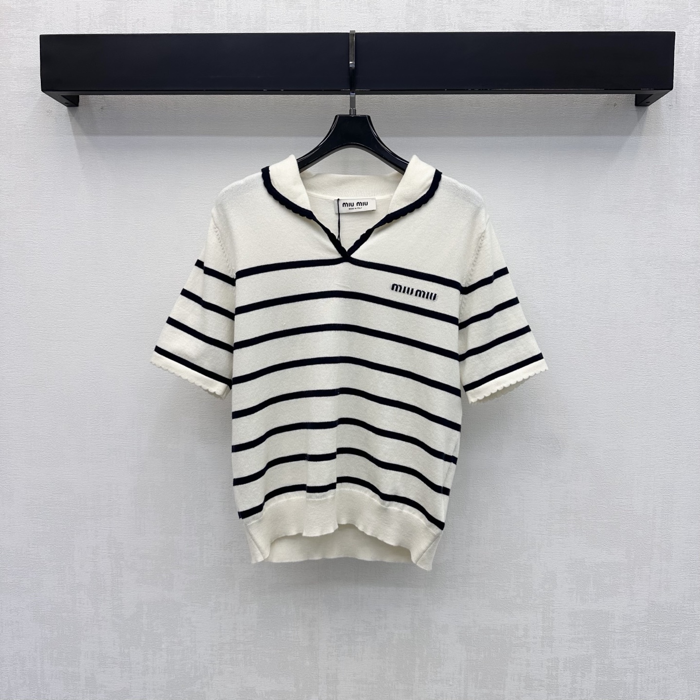 NO:892212,Miumi*2026 new products are on the shelves, striped short-sleeved knitted custom YB imported wool knitted material, soft and skin-friendly, full of texture, horizontal contrasting stripes are used throughout the body, and wavy edge details are designed on the cuffs and neckline to add layering to the look. Iconic letter decoration is embellished on the chest to highlight the brand tone. Surface accessories are developed. V-neck lapel short-sleeved knitted version tailoring. Casual and fashionable casual matching. High version 2 colors, miumiu, T-shirt,19860909Miumi*2026新品上架条纹短袖针织定制YB进口羊毛针织材质 柔软亲肤 质感十足 通体沿用横向撞色条纹拼接配合袖口与领口波浪包边细节设计 增添造型层次感 胸前点缀标志性字母装饰 彰显品牌调性 面辅料开发 v领翻领短袖针织版型剪裁 随意搭配穿搭休闲时髦  高版本2色,,miumiu,T-shirt,,Women's clothing