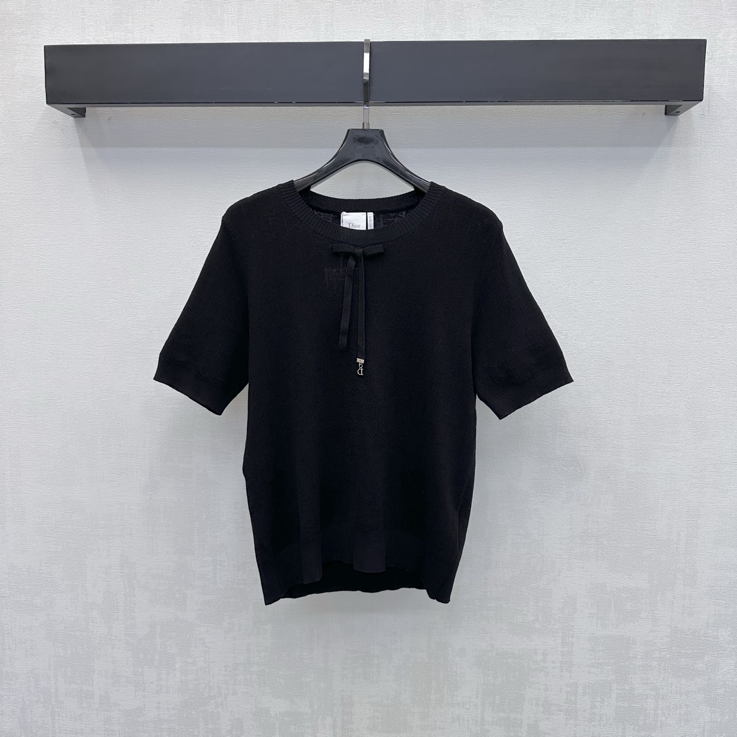 NO:892209,Dio*2026 new products are on the shelves. Jacquard round neck short-sleeved knitted custom YB imported wool knitted material is soft and skin-friendly. Full of texture. The iconic letter jacquard logo elements are all over the body to highlight the brand tone. The collar, cuffs and hem are processed with threaded edge details. It is decorated with a center-centered bow on the chest to add layering to the look. Surface accessories development. Round neck short-sleeved top cut. Casual and fashionable. High version 2 colors, dior, T-shirt,19860909Dio*2026新品上架提花圆领短袖针织定制YB进口羊毛针织材质 柔软亲肤 质感十足 通体满铺标志性字母提花徽标元素 彰显品牌调性 领口袖口下摆采用螺纹包边细节处理 配合胸前居中蝴蝶结装饰 增添造型层次感 面辅料开发 圆领短袖上衣版型剪裁 随意搭配穿搭休闲时髦  高版本2色,,dior,T-shirt,,Women's clothing