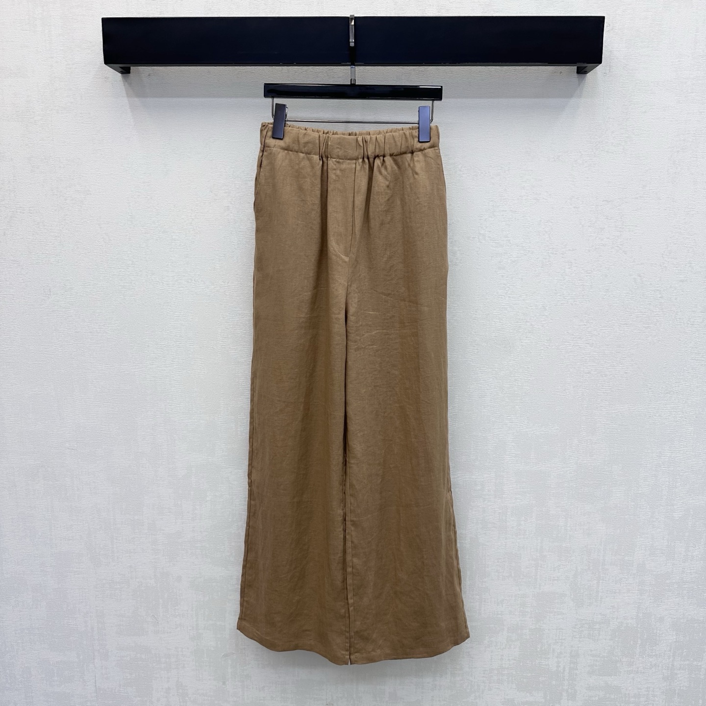 NO:892226,LP*2026 new arrival linen straight trousers, customized YB imported linen fabric, are light and breathable, feel dry and skin-friendly, have a unique texture of natural fibers and a micro-wrinkle effect, adding layering to the look. The upper body has a high-end, lazy and quiet luxury atmosphere. The waistline uses an elastic waist with symmetrical pocket design to add layering to the look. The loose silhouette version covers the flesh invisible and has an excellent drape feeling. It visually lengthens the body proportions and highlights the brand tone. It makes you appear taller and slimmer.  Development of surface accessories. High-waist elastic waist trousers cut. Can be matched with shirts of the same series. Wear as a set to easily create old money and high-end style. Elegant and casual. High version 4 colors, loro piana, shirts,19860909LP*2026新品上架亚麻直筒长裤定制YB进口亚麻面料 质地轻盈透气 触感干爽亲肤 带有天然纤维的独特肌理感与微皱效果 增添造型层次感 上身自带高级慵懒的静奢氛围 腰围沿用松紧腰配合对称口袋设计 增添造型层次感 宽松廓形版型遮肉于无形 垂坠感极佳 视觉上拉长身材比例线条 彰显品牌调性 显高显瘦 面辅料开发 高腰松紧腰长裤剪裁 可搭配同系列衬衫 成套穿搭轻松打造老钱高级风 优雅又随性 高版本4色,,loro piana,shirts,,Women's clothing