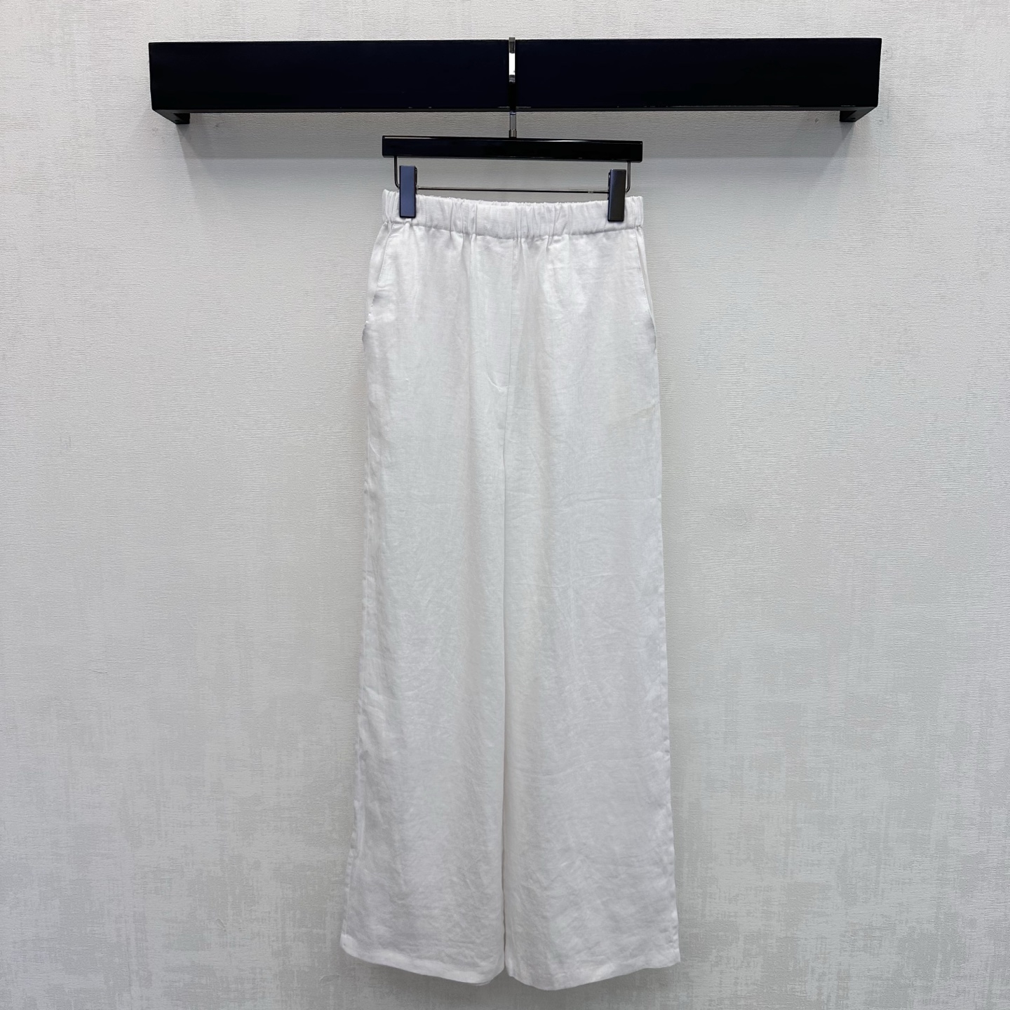 NO:892229,LP*2026 new arrival linen straight trousers, customized YB imported linen fabric, are light and breathable, feel dry and skin-friendly, have a unique texture of natural fibers and a micro-wrinkle effect, adding layering to the look. The upper body has a high-end, lazy and quiet luxury atmosphere. The waistline uses an elastic waist with symmetrical pocket design to add layering to the look. The loose silhouette version covers the flesh invisible and has an excellent drape feeling. It visually lengthens the body proportions and highlights the brand tone. It makes you appear taller and slimmer.  Development of surface accessories. High-waist elastic waist trousers cut. Can be matched with shirts of the same series. Wear as a set to easily create old money and high-end style. Elegant and casual. High version 4 colors, loro piana, shirts,19860909LP*2026新品上架亚麻直筒长裤定制YB进口亚麻面料 质地轻盈透气 触感干爽亲肤 带有天然纤维的独特肌理感与微皱效果 增添造型层次感 上身自带高级慵懒的静奢氛围 腰围沿用松紧腰配合对称口袋设计 增添造型层次感 宽松廓形版型遮肉于无形 垂坠感极佳 视觉上拉长身材比例线条 彰显品牌调性 显高显瘦 面辅料开发 高腰松紧腰长裤剪裁 可搭配同系列衬衫 成套穿搭轻松打造老钱高级风 优雅又随性 高版本4色,,loro piana,shirts,,Women's clothing