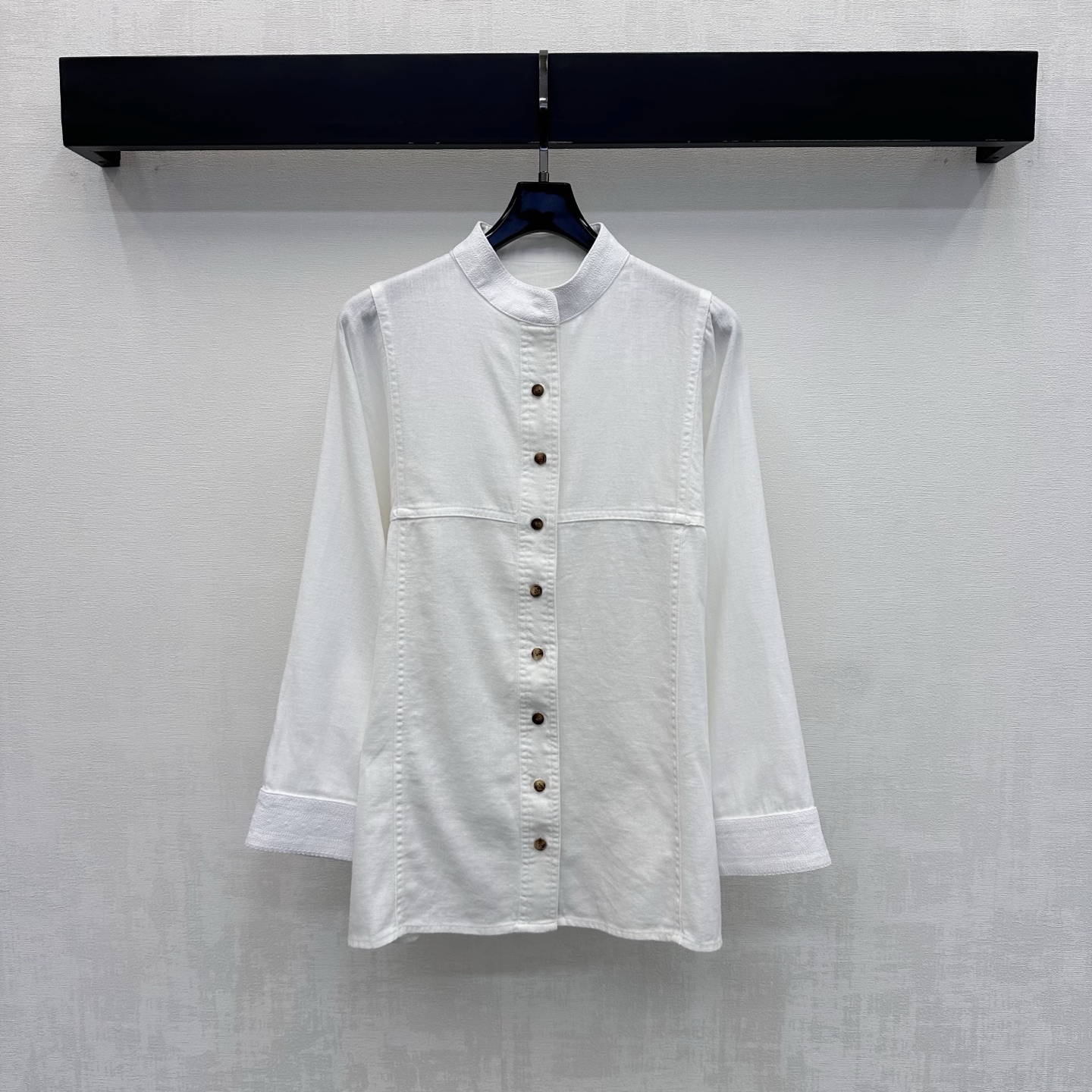 NO:892194,LP*2026 New Arrival Linen Stand Collar Shirt Customized YB imported linen fabric. Lightweight and breathable. It feels dry and skin-friendly. It has the unique texture of natural fibers and a micro-wrinkle effect. The upper body has a high-end, lazy and quiet luxury atmosphere. The stand-up collar placket button adjustment design is combined with open-stitch split cutting to highlight the brand's tone. The loose silhouette covers the flesh invisible and makes you look taller and slimmer. The cuffs and collar are decorated with towel texture to add layering to the look.  Development of surface accessories. Cutting of stand-up collar and long-sleeved shirts. Easy to match and match to create old money and high-end style. Elegant and casual. High version 2 colors, loro piana, shirts,19860909LP*2026新品上架亚麻立领衬衣定制YB进口亚麻面料 质地轻盈透气 触感干爽亲肤 带有天然纤维的独特肌理感与微皱效果 上身自带高级慵懒的静奢氛围 沿用立领开襟纽扣调节设计配合明线分割裁剪 彰显品牌调性 宽松廓形版型遮肉于无形 显高显瘦 袖口与领口采用毛巾肌理装饰 增添造型层次感 面辅料开发 立领长袖衬衫剪裁 随意搭配穿搭轻松打造老钱高级风 优雅又随性 高版本2色,,loro piana,shirts,,Women's clothing