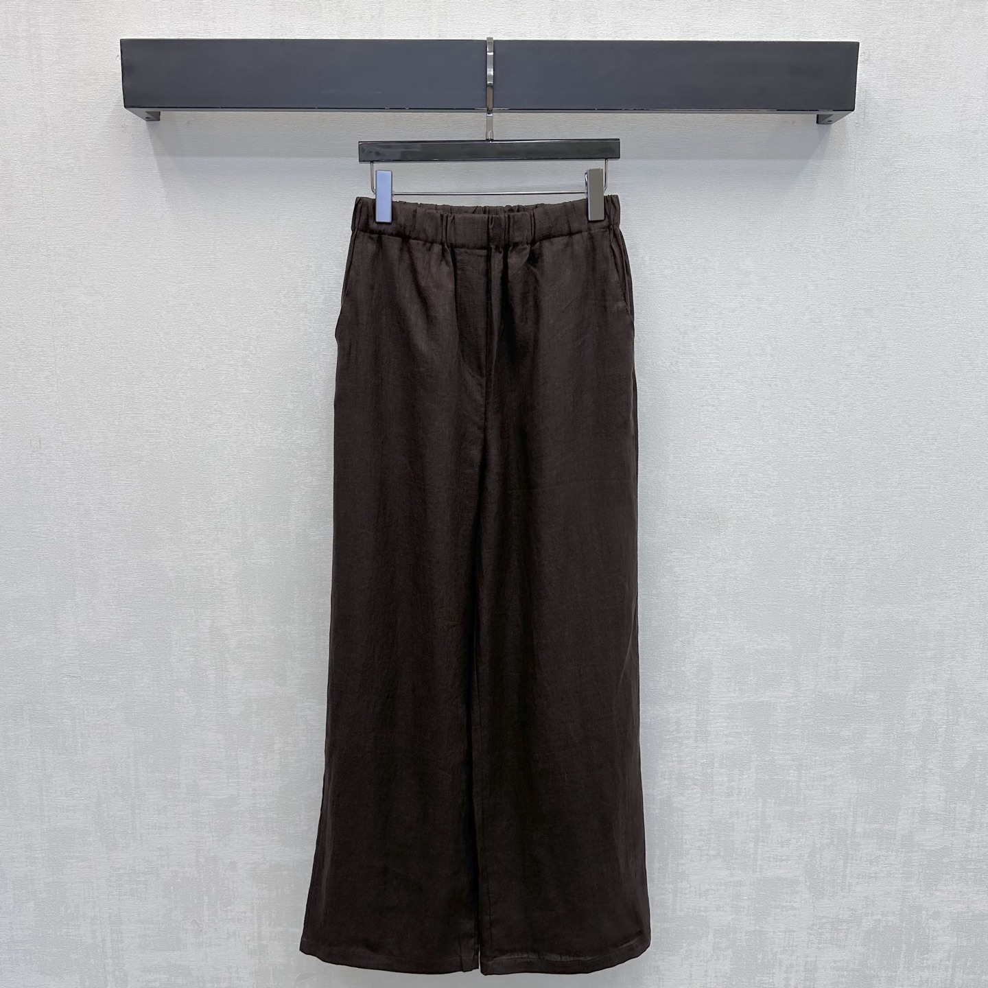 NO:892232,LP*2026 new arrival linen straight trousers, customized YB imported linen fabric, are light and breathable, feel dry and skin-friendly, have a unique texture of natural fibers and a micro-wrinkle effect, adding layering to the look. The upper body has a high-end, lazy and quiet luxury atmosphere. The waistline uses an elastic waist with symmetrical pocket design to add layering to the look. The loose silhouette version covers the flesh invisible and has an excellent drape feeling. It visually lengthens the body proportions and highlights the brand tone. It makes you appear taller and slimmer.  Development of surface accessories. High-waist elastic waist trousers cut. Can be matched with shirts of the same series. Wear as a set to easily create old money and high-end style. Elegant and casual. High version 4 colors, loro piana, shirts,19860909LP*2026新品上架亚麻直筒长裤定制YB进口亚麻面料 质地轻盈透气 触感干爽亲肤 带有天然纤维的独特肌理感与微皱效果 增添造型层次感 上身自带高级慵懒的静奢氛围 腰围沿用松紧腰配合对称口袋设计 增添造型层次感 宽松廓形版型遮肉于无形 垂坠感极佳 视觉上拉长身材比例线条 彰显品牌调性 显高显瘦 面辅料开发 高腰松紧腰长裤剪裁 可搭配同系列衬衫 成套穿搭轻松打造老钱高级风 优雅又随性 高版本4色,,loro piana,shirts,,Women's clothing