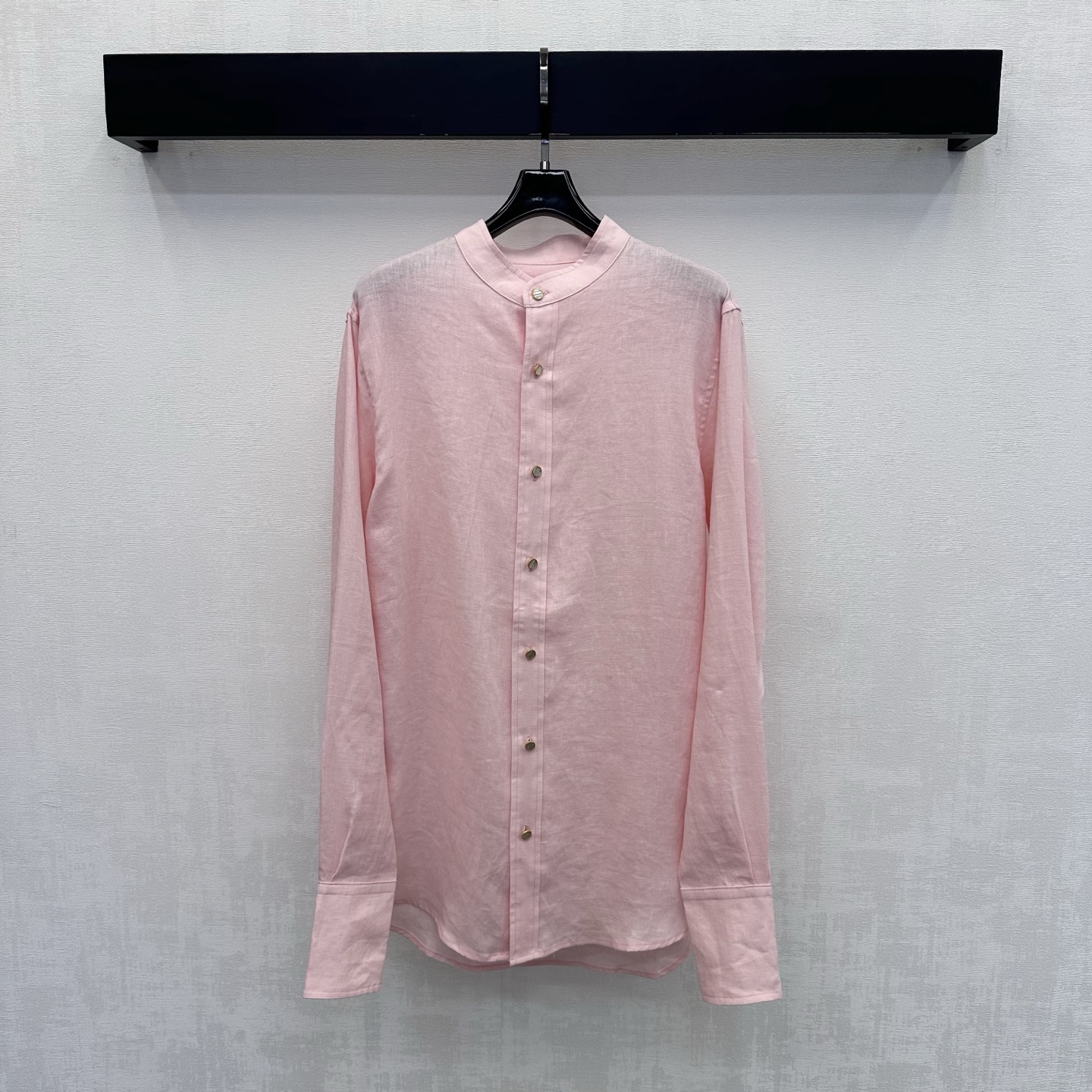 NO:892205,LP*2026 New Arrival Stand Collar Linen Shirt Customized YB imported linen fabric. It is light and breathable. It feels dry and skin-friendly. It has the unique texture of natural fibers and a micro-wrinkle effect. The upper body has a high-end, lazy and quiet luxury atmosphere. It follows the new Chinese style stand-up collar with pearl metal button adjustment design to highlight the brand tone. It accommodates various waistlines and is easy to put on and take off without any sense of restraint. The loose silhouette covers the flesh invisibly. It has an excellent drape feeling and visually lengthens the proportions of the body.  Make you look taller and slimmer. Development of fabric accessories. Tailored long-sleeved shirt with stand-up collar. Easy to match and match to create old money and high-end style. Elegant and casual. High version 2 colors, loro piana, shirts,19860909LP*2026新品上架立领亚麻衬衣定制YB进口亚麻面料 质地轻盈透气 触感干爽亲肤 带有天然纤维的独特肌理感与微皱效果 上身自带高级慵懒的静奢氛围 沿用新中式立领配合珍珠金属纽扣调节设计 彰显品牌调性 包容各种腰围穿脱方便无束缚感 宽松廓形版型遮肉于无形 垂坠感极佳 视觉上拉长身材比例线条 显高显瘦 面辅料开发 立领长袖衬衫剪裁 随意搭配穿搭轻松打造老钱高级风 优雅又随性 高版本2色,,loro piana,shirts,,Women's clothing