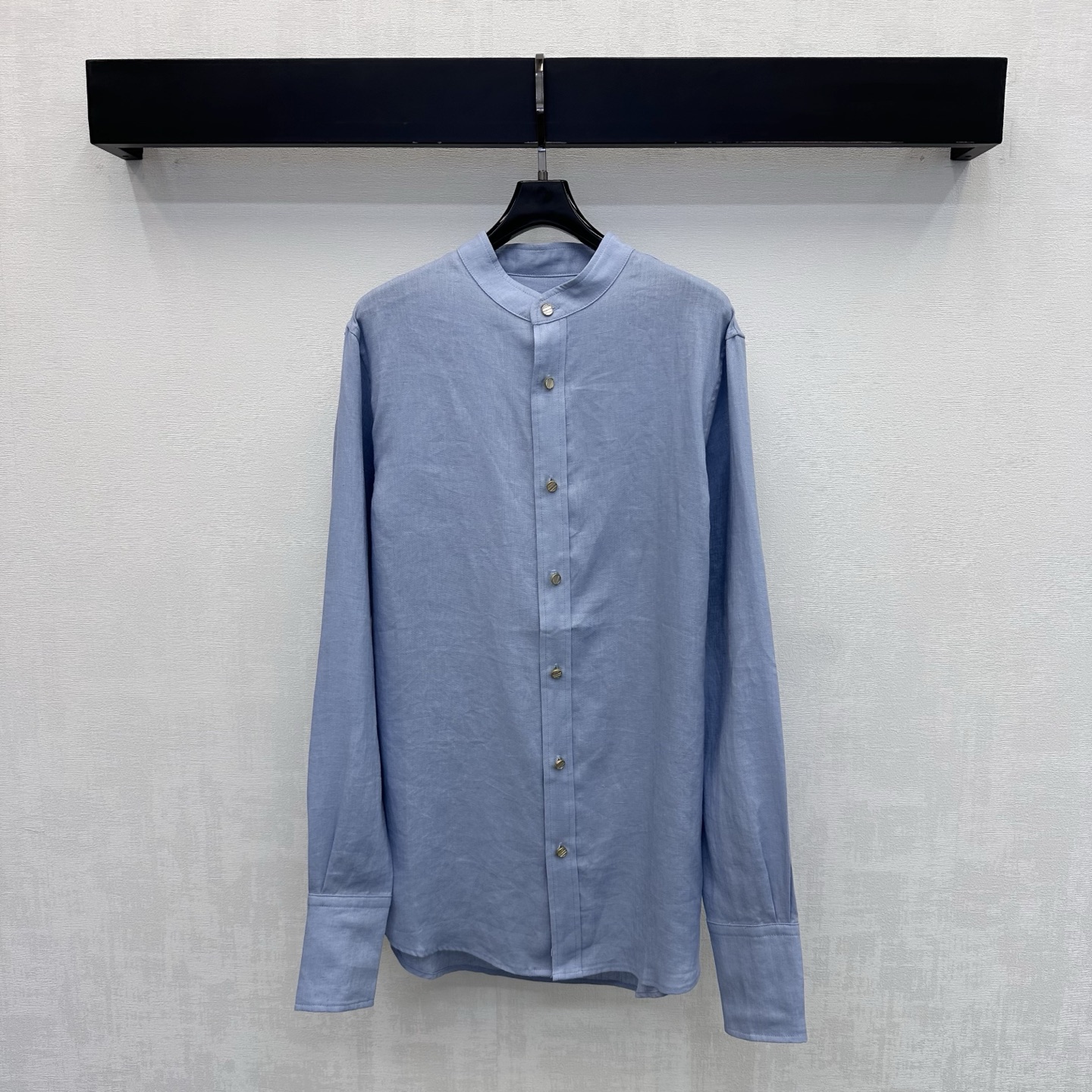 NO:892203,LP*2026 New Arrival Stand Collar Linen Shirt Customized YB imported linen fabric. It is light and breathable. It feels dry and skin-friendly. It has the unique texture of natural fibers and a micro-wrinkle effect. The upper body has a high-end, lazy and quiet luxury atmosphere. It follows the new Chinese style stand-up collar with pearl metal button adjustment design to highlight the brand tone. It accommodates various waistlines and is easy to put on and take off without any sense of restraint. The loose silhouette covers the flesh invisibly. It has an excellent drape feeling and visually lengthens the proportions of the body.  Make you look taller and slimmer. Development of fabric accessories. Tailored long-sleeved shirt with stand-up collar. Easy to match and match to create old money and high-end style. Elegant and casual. High version 2 colors, loro piana, shirts,19860909LP*2026新品上架立领亚麻衬衣定制YB进口亚麻面料 质地轻盈透气 触感干爽亲肤 带有天然纤维的独特肌理感与微皱效果 上身自带高级慵懒的静奢氛围 沿用新中式立领配合珍珠金属纽扣调节设计 彰显品牌调性 包容各种腰围穿脱方便无束缚感 宽松廓形版型遮肉于无形 垂坠感极佳 视觉上拉长身材比例线条 显高显瘦 面辅料开发 立领长袖衬衫剪裁 随意搭配穿搭轻松打造老钱高级风 优雅又随性 高版本2色,,loro piana,shirts,,Women's clothing