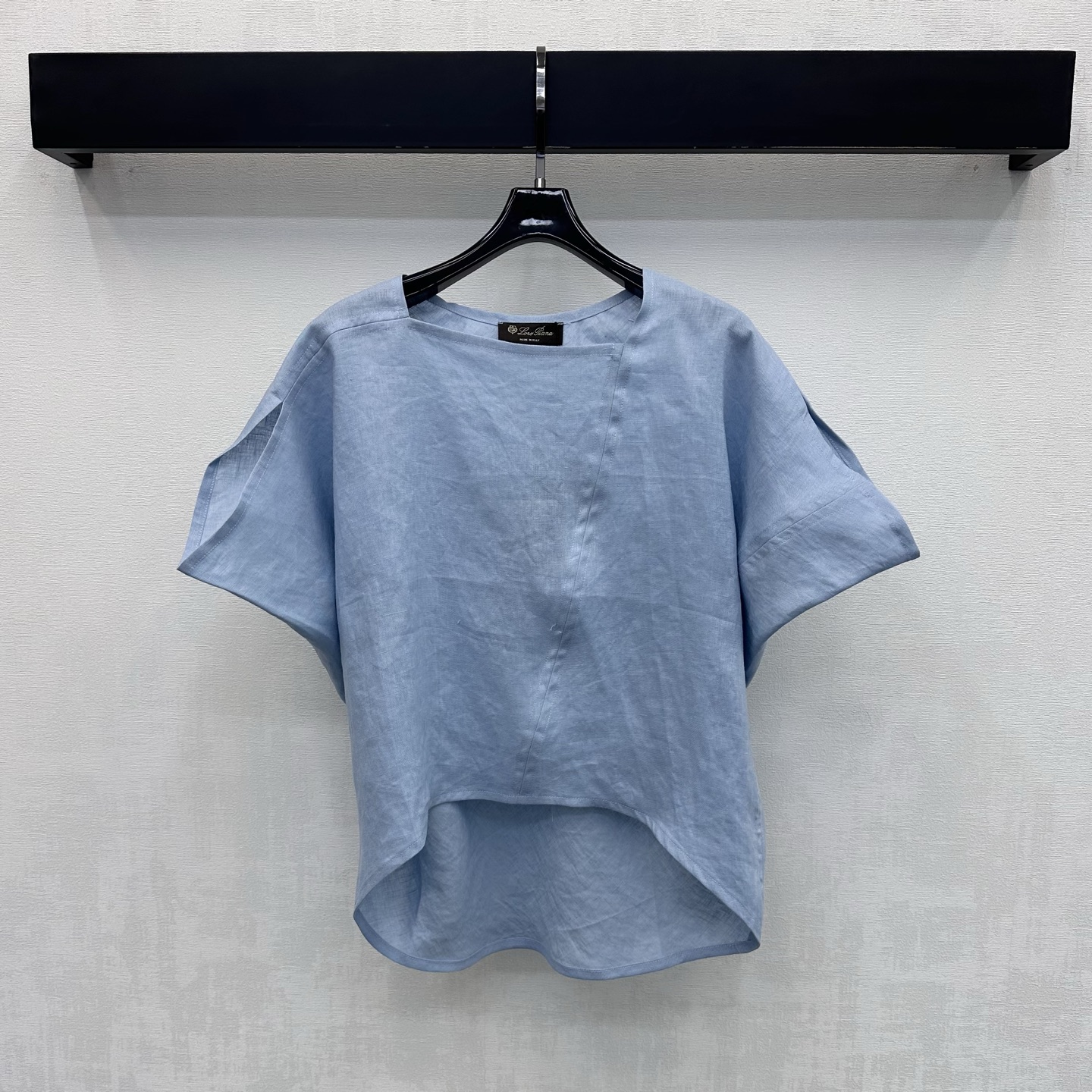 NO:892227,LP*2026 new products are on the shelves. Linen bat sleeve tops are made of custom-made YB imported linen fabric. The texture is light and breathable. It feels dry and skin-friendly. It has the unique texture of natural fibers and a micro-wrinkle effect. The upper body has a high-end, lazy and quiet luxury atmosphere. It follows the one-line square collar diagonal segmentation and asymmetric hem design to highlight the brand tone. The loose version covers the flesh invisible and makes you taller and slimmer. Adds layering to the look. Development of surface accessories. Square collar bat short-sleeved top cut. Can be paired with shorts and skirts of the same series.  Easily create a complete set of old money and high-end style, elegant and casual. High version 4 colors, loro piana, skirts, shorts, T-shirt,19860909LP*2026新品上架亚麻蝙蝠袖上衣定制YB进口亚麻面料 质地轻盈透气 触感干爽亲肤 带有天然纤维的独特肌理感与微皱效果 上身自带高级慵懒的静奢氛围 沿用一字方领斜分割配合不对称下摆设计 彰显品牌调性 宽松版型遮肉于无形显高显瘦 增添造型层次感 面辅料开发 方领蝙蝠短袖上衣剪裁 可搭配同系列短裤半身裙 成套穿搭轻松打造老钱高级风 优雅又随性 高版本4色,,loro piana,skirts,shorts,T-shirt,,Women's clothing