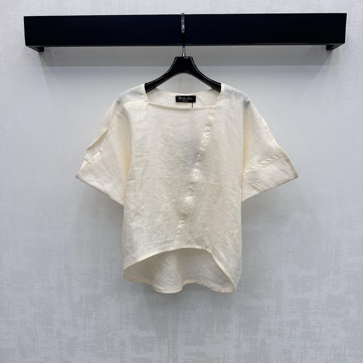 NO:892218,LP*2026 new products are on the shelves. Linen bat sleeve tops are made of custom-made YB imported linen fabric. The texture is light and breathable. It feels dry and skin-friendly. It has the unique texture of natural fibers and a micro-wrinkle effect. The upper body has a high-end, lazy and quiet luxury atmosphere. It follows the one-line square collar diagonal segmentation and asymmetric hem design to highlight the brand tone. The loose version covers the flesh invisible and makes you taller and slimmer. Adds layering to the look. Development of surface accessories. Square collar bat short-sleeved top cut. Can be paired with shorts and skirts of the same series.  Easily create a complete set of old money and high-end style, elegant and casual. High version 4 colors, loro piana, skirts, shorts, T-shirt,19860909LP*2026新品上架亚麻蝙蝠袖上衣定制YB进口亚麻面料 质地轻盈透气 触感干爽亲肤 带有天然纤维的独特肌理感与微皱效果 上身自带高级慵懒的静奢氛围 沿用一字方领斜分割配合不对称下摆设计 彰显品牌调性 宽松版型遮肉于无形显高显瘦 增添造型层次感 面辅料开发 方领蝙蝠短袖上衣剪裁 可搭配同系列短裤半身裙 成套穿搭轻松打造老钱高级风 优雅又随性 高版本4色,,loro piana,skirts,shorts,T-shirt,,Women's clothing