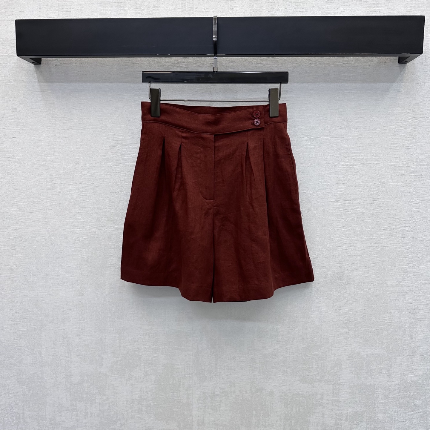 NO:892201,LP*2026 new products on the shelves, old money style linen shorts, customized YB imported linen fabric, light and breathable texture, dry and skin-friendly, with unique texture and micro-wrinkle effect of natural fibers. The upper body has a high-end, lazy and quiet luxury atmosphere. Loose wide-leg design, covering the flesh invisible, excellent drape, visually elongating the leg line, making the body appear taller and slimmer. Development of surface accessories. High-waisted buttoned shorts cut. Can be paired with bat-sleeved tops of the same series.  Wear a complete set to easily create an old-money, high-end style, elegant and casual. High-end versions in 3 colors, loro piana, shorts,19860909LP*2026新品上架老钱风亚麻短裤定制YB进口亚麻面料 质地轻盈透气 触感干爽亲肤 带有天然纤维的独特肌理感与微皱效果 上身自带高级慵懒的静奢氛围 宽松阔腿版型设计 遮肉于无形 垂坠感极佳 视觉上拉长腿部线条 显高显瘦 面辅料开发 高腰系扣短裤剪裁 可搭配同系列蝙蝠袖上衣 成套穿搭轻松打造老钱高级风 优雅又随性 高版本3色,,loro piana,shorts,,Women's clothing