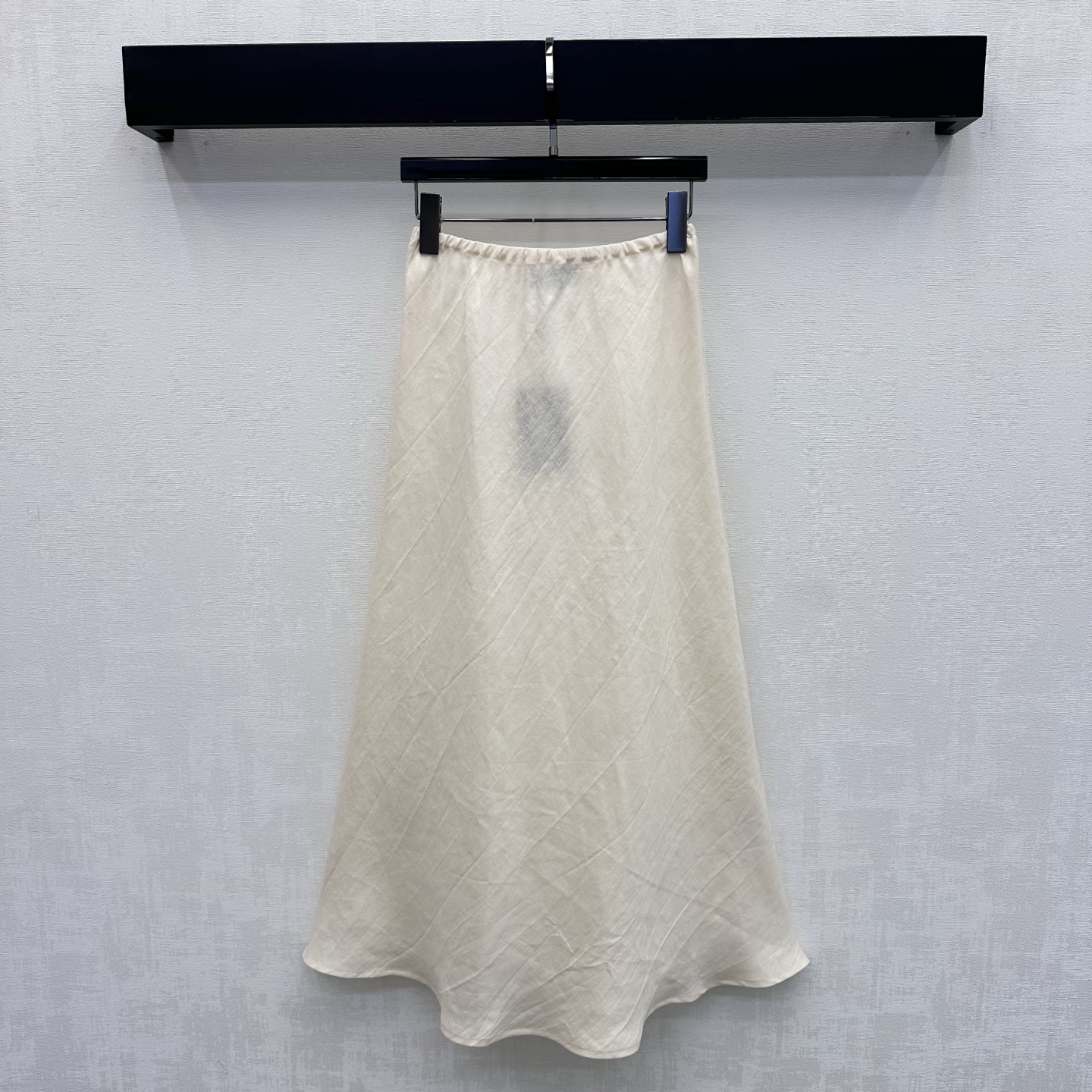 NO:892215,LP*2026 new products are on the shelves, old money style linen skirt, customized YB imported linen fabric, light and breathable texture, dry and skin-friendly, with unique texture of natural fiber and micro-wrinkle effect, the upper body has a high-end, lazy and quiet luxury atmosphere. Loose wide-leg design, covering the flesh invisible, excellent drape, visually elongating the leg line, making you look taller and slimmer. Development of surface accessories. Elastic skirt cut, can be matched with the bat sleeve top of the same series.  Wear a complete set to easily create an old-money, high-end style, elegant and casual. High-end versions in 3 colors, loro piana, skirts,19860909LP*2026新品上架老钱风亚麻半身裙定制YB进口亚麻面料 质地轻盈透气 触感干爽亲肤 带有天然纤维的独特肌理感与微皱效果 上身自带高级慵懒的静奢氛围 宽松阔腿版型设计 遮肉于无形 垂坠感极佳 视觉上拉长腿部线条 显高显瘦 面辅料开发 松紧半身裙剪裁 可搭配同系列蝙蝠袖上衣 成套穿搭轻松打造老钱高级风 优雅又随性  高版本3色,,loro piana,skirts,,Women's clothing
