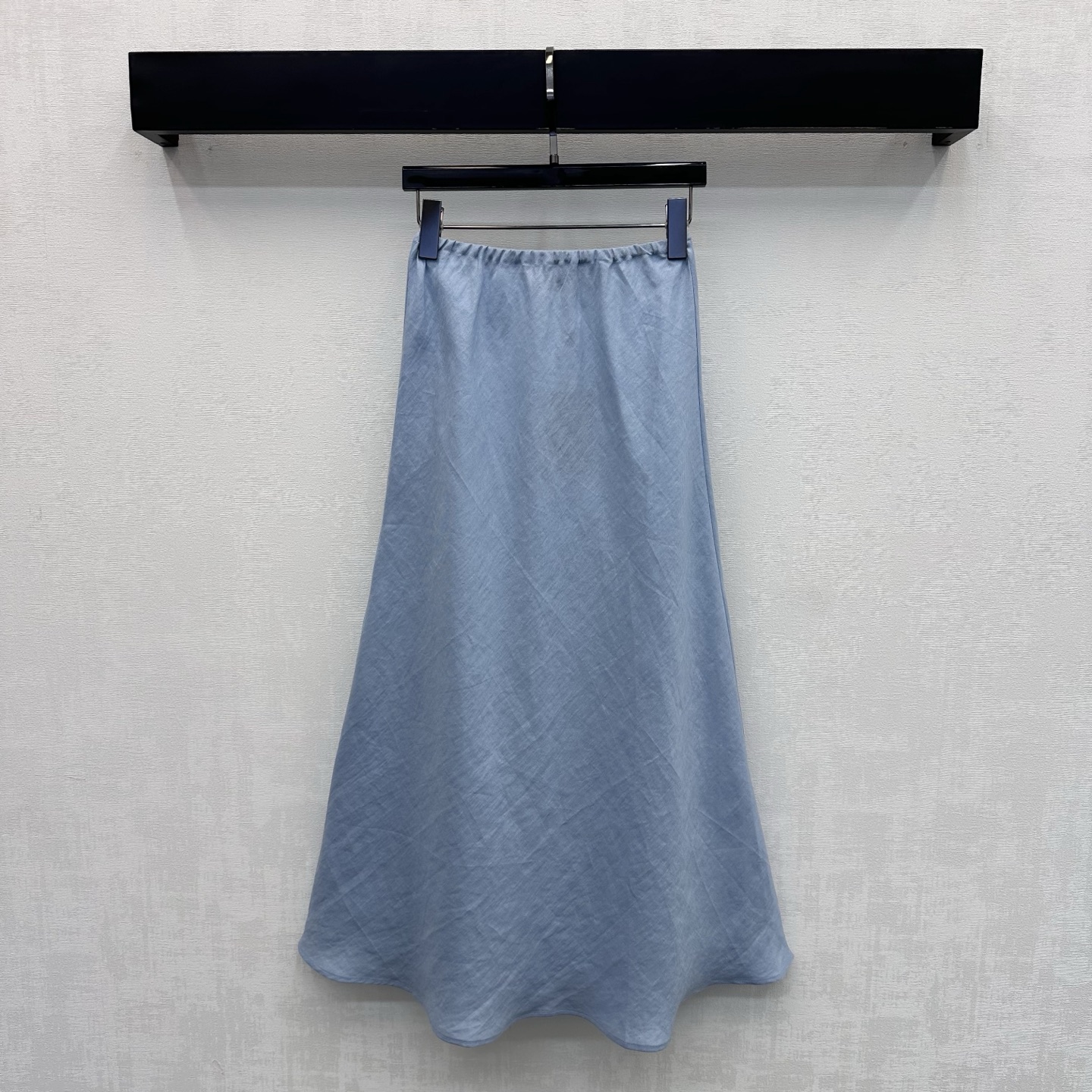 NO:892224,LP*2026 new products are on the shelves, old money style linen skirt, customized YB imported linen fabric, light and breathable texture, dry and skin-friendly, with unique texture of natural fiber and micro-wrinkle effect, the upper body has a high-end, lazy and quiet luxury atmosphere. Loose wide-leg design, covering the flesh invisible, excellent drape, visually elongating the leg line, making you look taller and slimmer. Development of surface accessories. Elastic skirt cut, can be matched with the bat sleeve top of the same series.  Wear a complete set to easily create an old-money, high-end style, elegant and casual. High-end versions in 3 colors, loro piana, skirts,19860909LP*2026新品上架老钱风亚麻半身裙定制YB进口亚麻面料 质地轻盈透气 触感干爽亲肤 带有天然纤维的独特肌理感与微皱效果 上身自带高级慵懒的静奢氛围 宽松阔腿版型设计 遮肉于无形 垂坠感极佳 视觉上拉长腿部线条 显高显瘦 面辅料开发 松紧半身裙剪裁 可搭配同系列蝙蝠袖上衣 成套穿搭轻松打造老钱高级风 优雅又随性  高版本3色,,loro piana,skirts,,Women's clothing