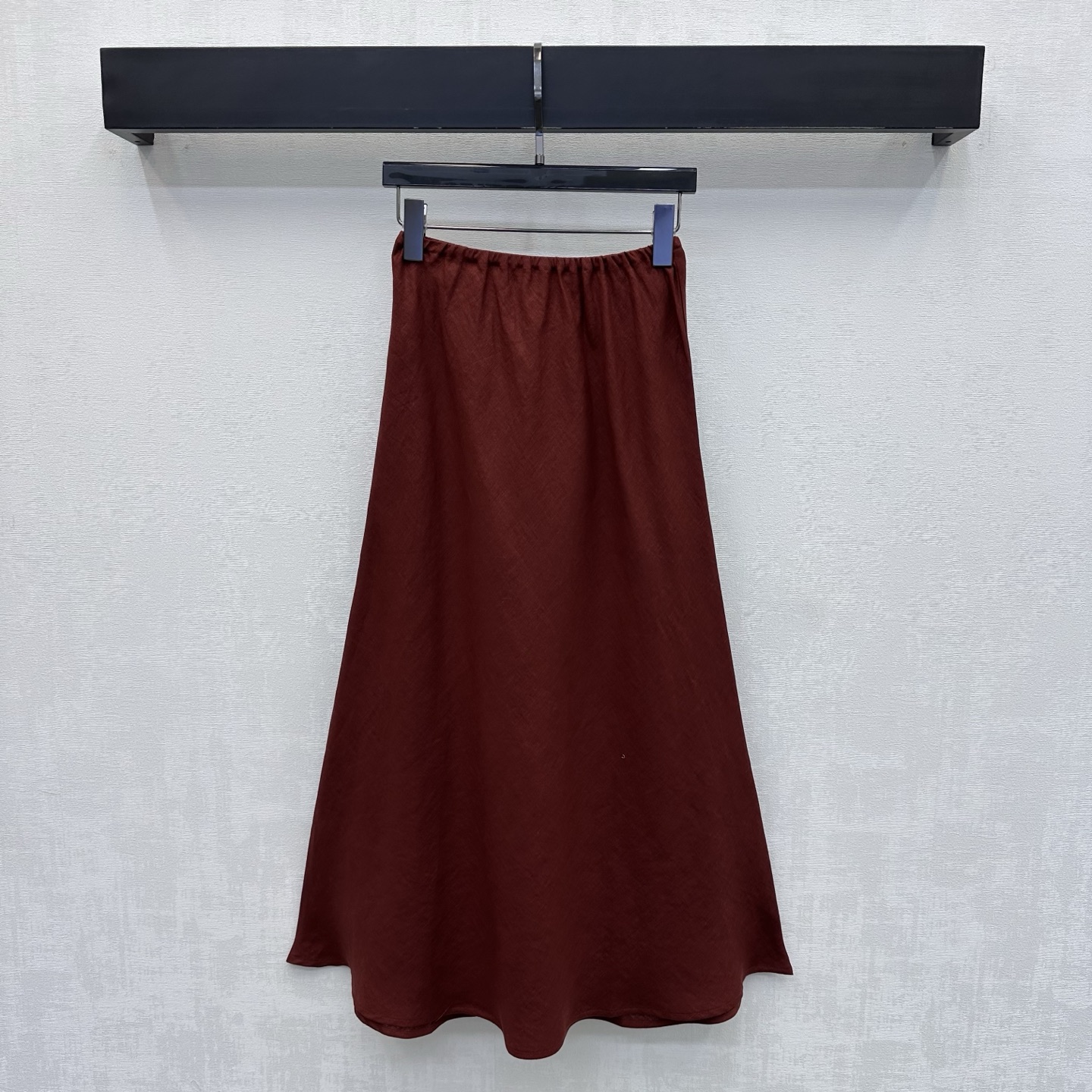 NO:892230,LP*2026 new products are on the shelves, old money style linen skirt, customized YB imported linen fabric, light and breathable texture, dry and skin-friendly, with unique texture of natural fiber and micro-wrinkle effect, the upper body has a high-end, lazy and quiet luxury atmosphere. Loose wide-leg design, covering the flesh invisible, excellent drape, visually elongating the leg line, making you look taller and slimmer. Development of surface accessories. Elastic skirt cut, can be matched with the bat sleeve top of the same series.  Wear a complete set to easily create an old-money, high-end style, elegant and casual. High-end versions in 3 colors, loro piana, skirts,19860909LP*2026新品上架老钱风亚麻半身裙定制YB进口亚麻面料 质地轻盈透气 触感干爽亲肤 带有天然纤维的独特肌理感与微皱效果 上身自带高级慵懒的静奢氛围 宽松阔腿版型设计 遮肉于无形 垂坠感极佳 视觉上拉长腿部线条 显高显瘦 面辅料开发 松紧半身裙剪裁 可搭配同系列蝙蝠袖上衣 成套穿搭轻松打造老钱高级风 优雅又随性  高版本3色,,loro piana,skirts,,Women's clothing