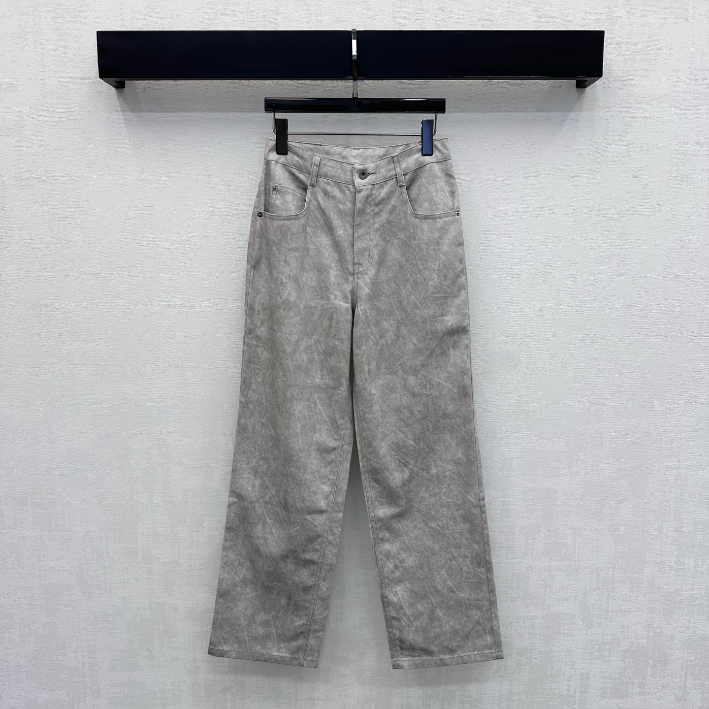 NO:892217,Loew*2026 new arrivals dirty-dyed denim straight trousers, custom-made YB imported twill cotton denim material, high-quality texture, comfortable to wear, crisp and stylish, whole-body dirty-dye washing process, creating black and gray smudged to form an old and white effect design, adding personality and adding layering to the look. Decorated with the iconic leather square mark and embroidered logo decoration on the back waist to highlight the brand tone. Development of surface accessories. High-waist buttoned straight trousers cut for high-end fashion.  Show trendy fashion style high version,,loewe,19860909Loew*2026新品上架脏染牛仔直筒长裤定制YB进口斜纹棉牛仔材质 质感上乘 穿搭舒适 挺括有型 通体脏染水洗工艺处理 打造黑灰色晕染形成做旧磨白效果设计 更添个性 增添造型层次感 配合后腰点缀标志性皮革方标和刺绣徽标装饰 彰显品牌调性 面辅料开发 高腰系扣直筒长裤剪裁 穿搭高级时髦 展现潮流时尚风格  高版本,,loewe,,Women's clothing