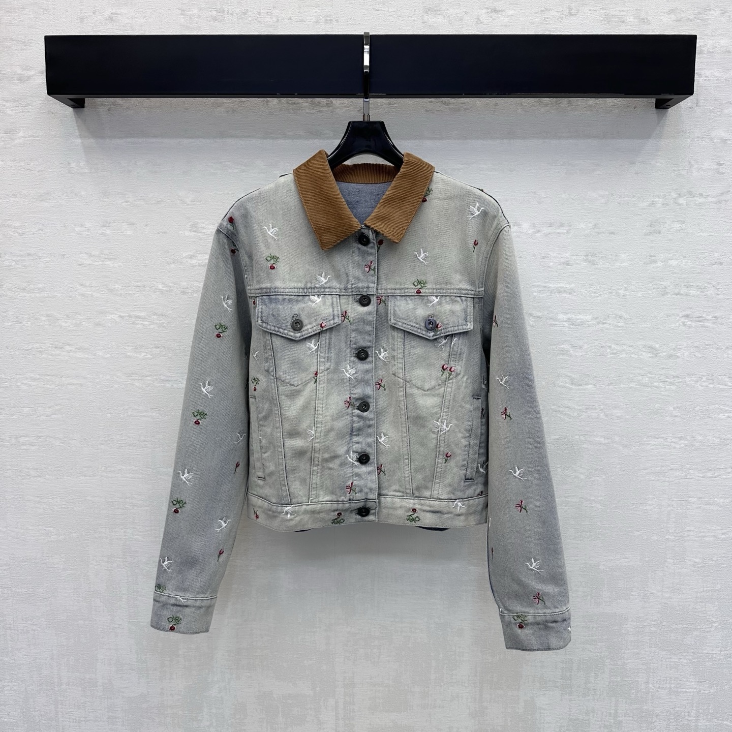 NO:892208,Dio*2026 new products are on the shelves. The embroidered corduroy collar denim jacket is made of YB imported twill cotton denim material. The texture is crisp and stylish. The classic light blue washed tone is refreshing and age-reducing. The whole body is embellished with exquisite small floral embroidery logos to add layering to the style to create a romantic and sweet atmosphere. The contrasting corduroy lapel splicing design is used with the iconic letter leather label embellishment on the back to highlight the brand's tone. Retro and fashionable to break the monotony and dullness. The short loose version can easily raise the waistline.  Development of surface accessories, tailoring of lapel jackets, casual wear for commuting and vacation, high-end and exquisite, high version, dior, jackets & coats, jackets & coats,19860909Dio*2026新品上架刺绣灯芯绒领牛仔外套定制YB进口斜纹棉牛仔材质 质地挺括有型 经典浅蓝水洗色调清新减龄 通体点缀精致小碎花刺绣徽标 增添造型层次感打造浪漫与甜美气息 沿用撞色灯芯绒翻领拼接设计 配合后背标志性字母皮标点缀 彰显品牌调性 复古又时髦打破单调沉闷感 短款宽松版型轻松拉高腰线 面辅料开发 翻领夹克外套剪裁 通勤度假随意搭配穿搭高级精致 高版本,,dior,jackets & coats,jackets & coats,,Women's clothing