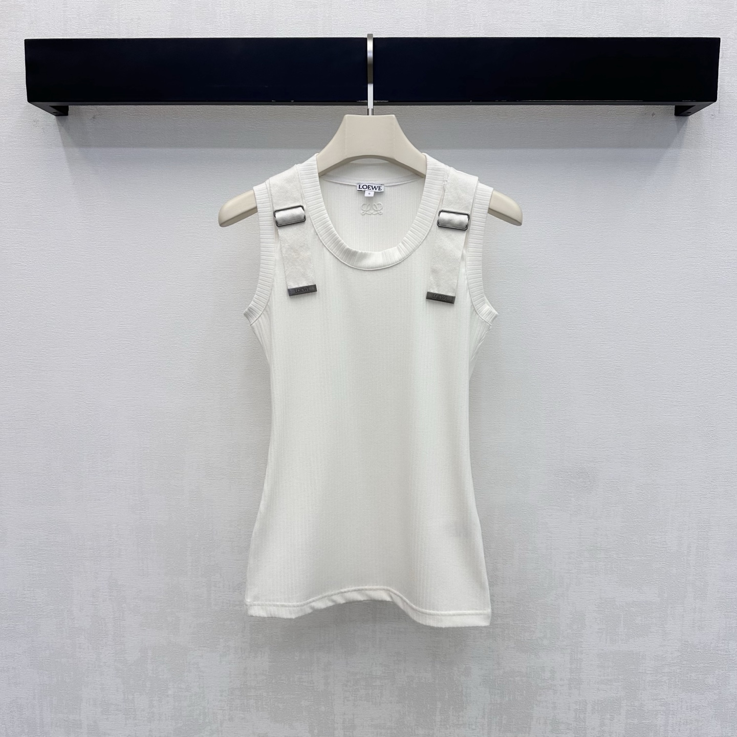 NO:892213,Loew*2026 new arrivals embroidered webbing vest, customized YB imported high-elastic twill cotton material, comfortable and breathable, has its own elasticity, the whole body vertical pit strip texture is visually slimmer, designed with hemming details, echoes the shoulder webbing buckle to adjust the decoration, and adds a layered look. The iconic embroidered logo is embellished in the center of the back to highlight the brand tone. Surface accessories development, round neck slim vest tailoring, casual matching to show relaxed, light and luxurious temperament, outstanding and fashionable  High version 2 colors,,loewe,19860909Loew*2026新品上架刺绣织带背心定制YB进口高弹斜纹全棉材质 舒适透气 自带弹力 通体竖坑条纹理视觉更为显瘦 配合包边细节设计处理 呼应肩部织带扣饰调节装饰 增添造型层次感 后背居中采用标志性刺绣徽标点缀 彰显品牌调性 面辅料开发 圆领修身背心剪裁 随意搭配穿搭尽显松弛轻奢气质 出彩时髦  高版本2色,,loewe,,Women's clothing