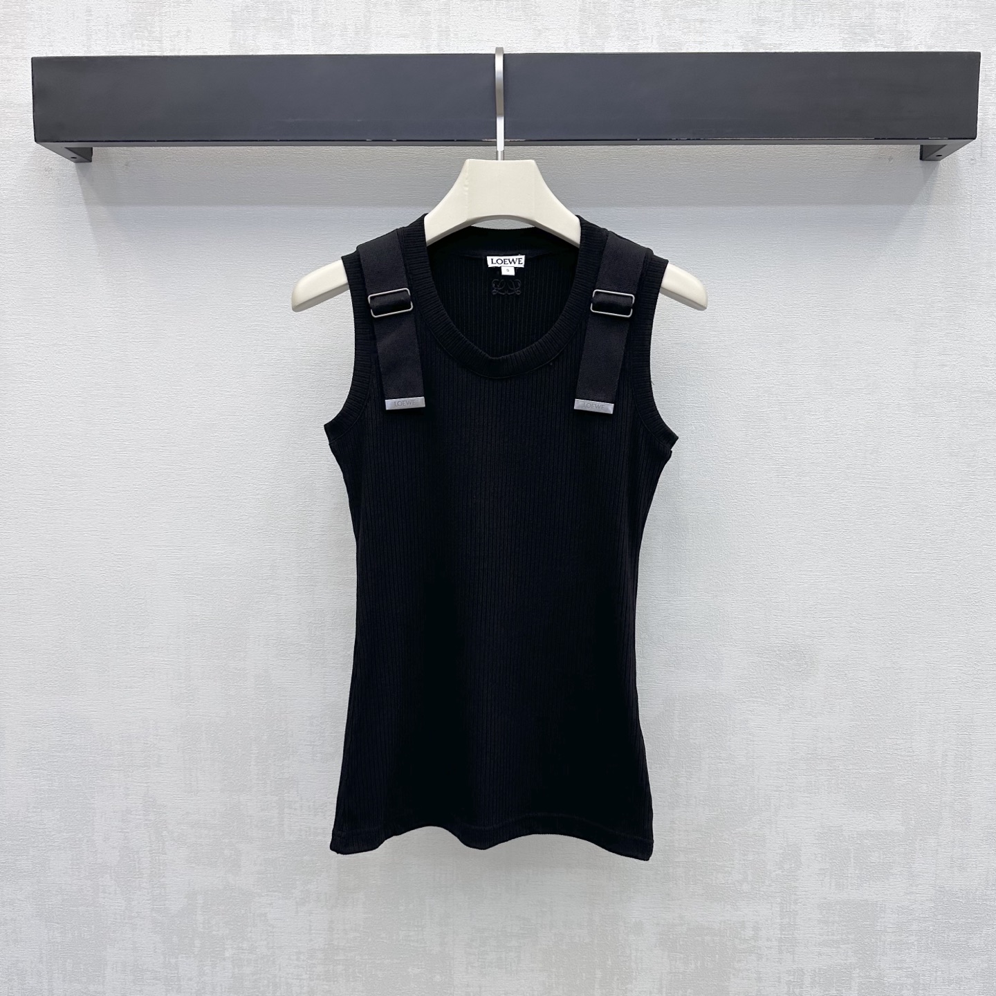 NO:892222,Loew*2026 new arrivals embroidered webbing vest, customized YB imported high-elastic twill cotton material, comfortable and breathable, has its own elasticity, the whole body vertical pit strip texture is visually slimmer, designed with hemming details, echoes the shoulder webbing buckle to adjust the decoration, and adds a layered look. The iconic embroidered logo is embellished in the center of the back to highlight the brand tone. Surface accessories development, round neck slim vest tailoring, casual matching to show relaxed, light and luxurious temperament, outstanding and fashionable  High version 2 colors,,loewe,19860909Loew*2026新品上架刺绣织带背心定制YB进口高弹斜纹全棉材质 舒适透气 自带弹力 通体竖坑条纹理视觉更为显瘦 配合包边细节设计处理 呼应肩部织带扣饰调节装饰 增添造型层次感 后背居中采用标志性刺绣徽标点缀 彰显品牌调性 面辅料开发 圆领修身背心剪裁 随意搭配穿搭尽显松弛轻奢气质 出彩时髦  高版本2色,,loewe,,Women's clothing
