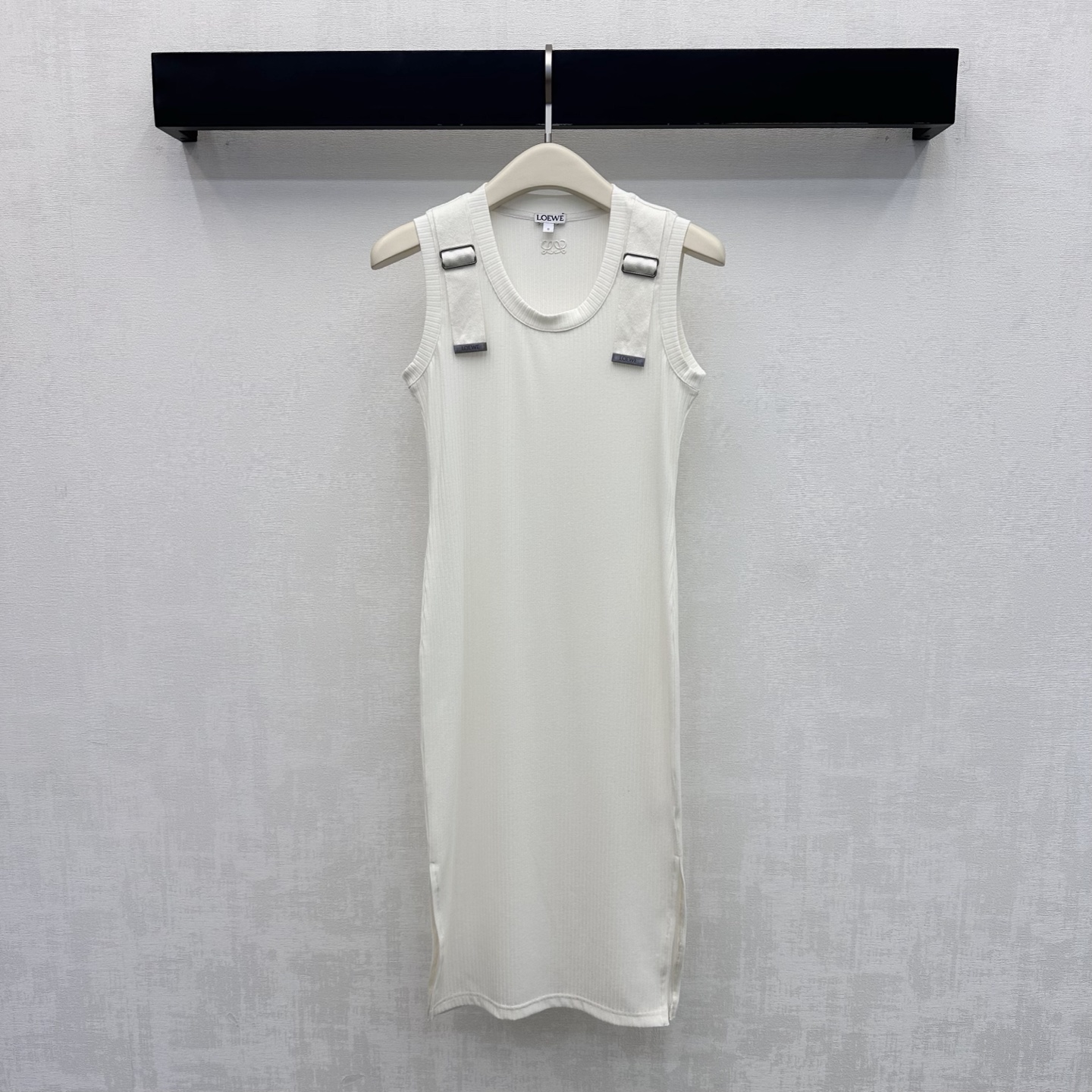 NO:892231,Loew*2026 new arrival embroidered webbing vest dress. Customized YB imported high-elastic twill cotton material. Comfortable and breathable. The whole-body vertical pit strip texture is visually slimmer. It is designed with hemming details. It echoes the shoulder webbing buckle to adjust the decoration and adds layering to the look. The iconic embroidered logo is embellished in the center of the back to highlight the brand tone. Surface accessories development. Round neck slim dress tailoring. Casual matching to show relaxed, light and luxurious temperament. Outstanding and fashionable.  High version 2 colors,,loewe,skirts,19860909Loew*2026新品上架刺绣织带背心裙 定制YB进口高弹斜纹全棉材质 舒适透气 自带弹力 通体竖坑条纹理视觉更为显瘦 配合包边细节设计处理 呼应肩部织带扣饰调节装饰 增添造型层次感 后背居中采用标志性刺绣徽标点缀 彰显品牌调性 面辅料开发 圆领修身连衣裙剪裁 随意搭配穿搭尽显松弛轻奢气质 出彩时髦  高版本2色,,loewe,skirts,,Women's clothing
