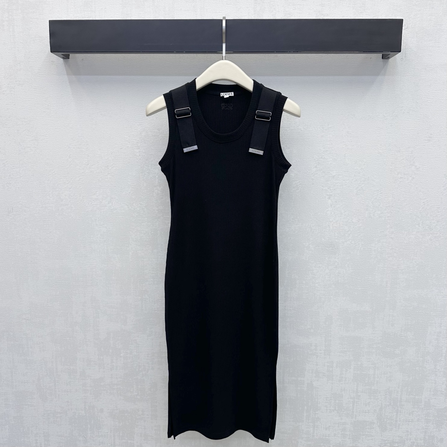NO:892235,Loew*2026 new arrival embroidered webbing vest dress. Customized YB imported high-elastic twill cotton material. Comfortable and breathable. The whole-body vertical pit strip texture is visually slimmer. It is designed with hemming details. It echoes the shoulder webbing buckle to adjust the decoration and adds layering to the look. The iconic embroidered logo is embellished in the center of the back to highlight the brand tone. Surface accessories development. Round neck slim dress tailoring. Casual matching to show relaxed, light and luxurious temperament. Outstanding and fashionable.  High version 2 colors,,loewe,skirts,19860909Loew*2026新品上架刺绣织带背心裙 定制YB进口高弹斜纹全棉材质 舒适透气 自带弹力 通体竖坑条纹理视觉更为显瘦 配合包边细节设计处理 呼应肩部织带扣饰调节装饰 增添造型层次感 后背居中采用标志性刺绣徽标点缀 彰显品牌调性 面辅料开发 圆领修身连衣裙剪裁 随意搭配穿搭尽显松弛轻奢气质 出彩时髦  高版本2色,,loewe,skirts,,Women's clothing